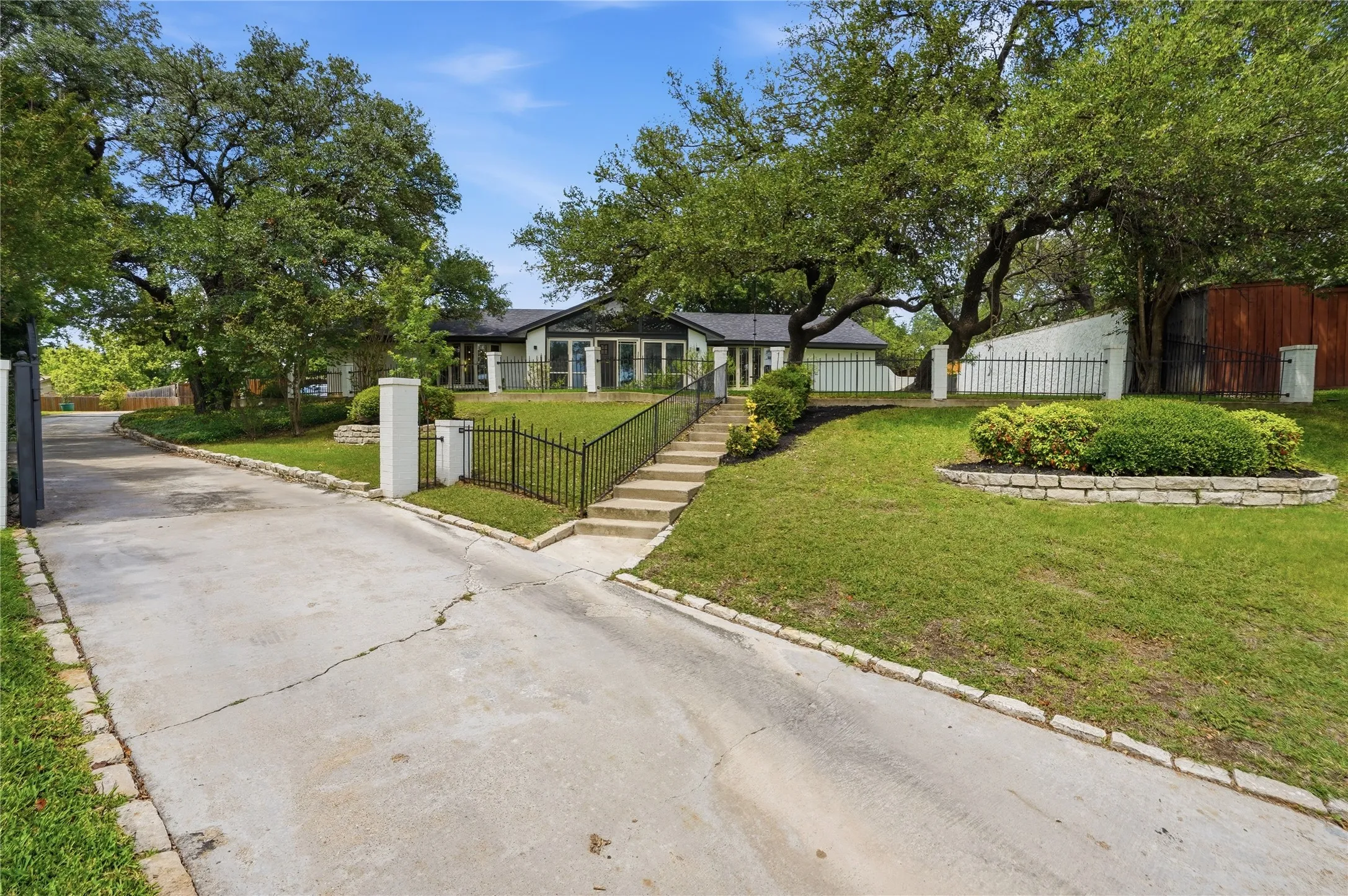 Single Family Residence For Sale in Tarrant County , 7508 Timber Ridge Court, Fort Worth, Texas 76179, 3 Bedroom, 2 Bathroom, 2 Garage spaces, 2,388 Sqft, built in 1974, mls#21259586, Real Estate Agent in Fort Worth, Homes For Sale in Tarrant county, Homes For Sale in Fort Worth, Realtor in Fort Worth Texas, Real Estate Brokerage Independent Realty Texas, Luminita Cordes Realtor