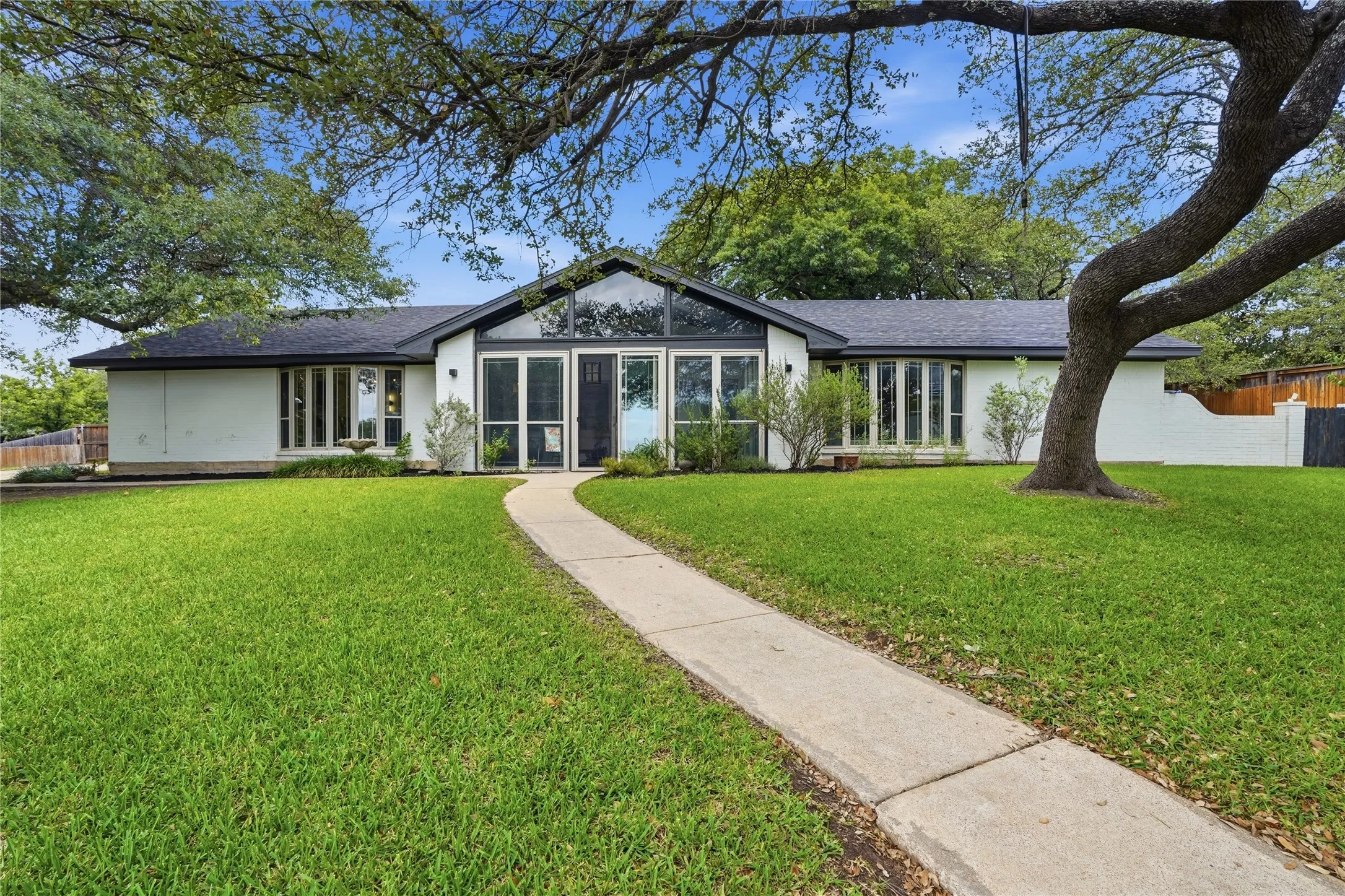 Single Family Residence For Sale in Tarrant County , 7508 Timber Ridge Court, Fort Worth, Texas 76179, 3 Bedroom, 2 Bathroom, 2 Garage spaces, 2,388 Sqft, built in 1974, mls#21259586, Real Estate Agent in Fort Worth, Homes For Sale in Tarrant county, Homes For Sale in Fort Worth, Realtor in Fort Worth Texas, Real Estate Brokerage Independent Realty Texas, Luminita Cordes Realtor