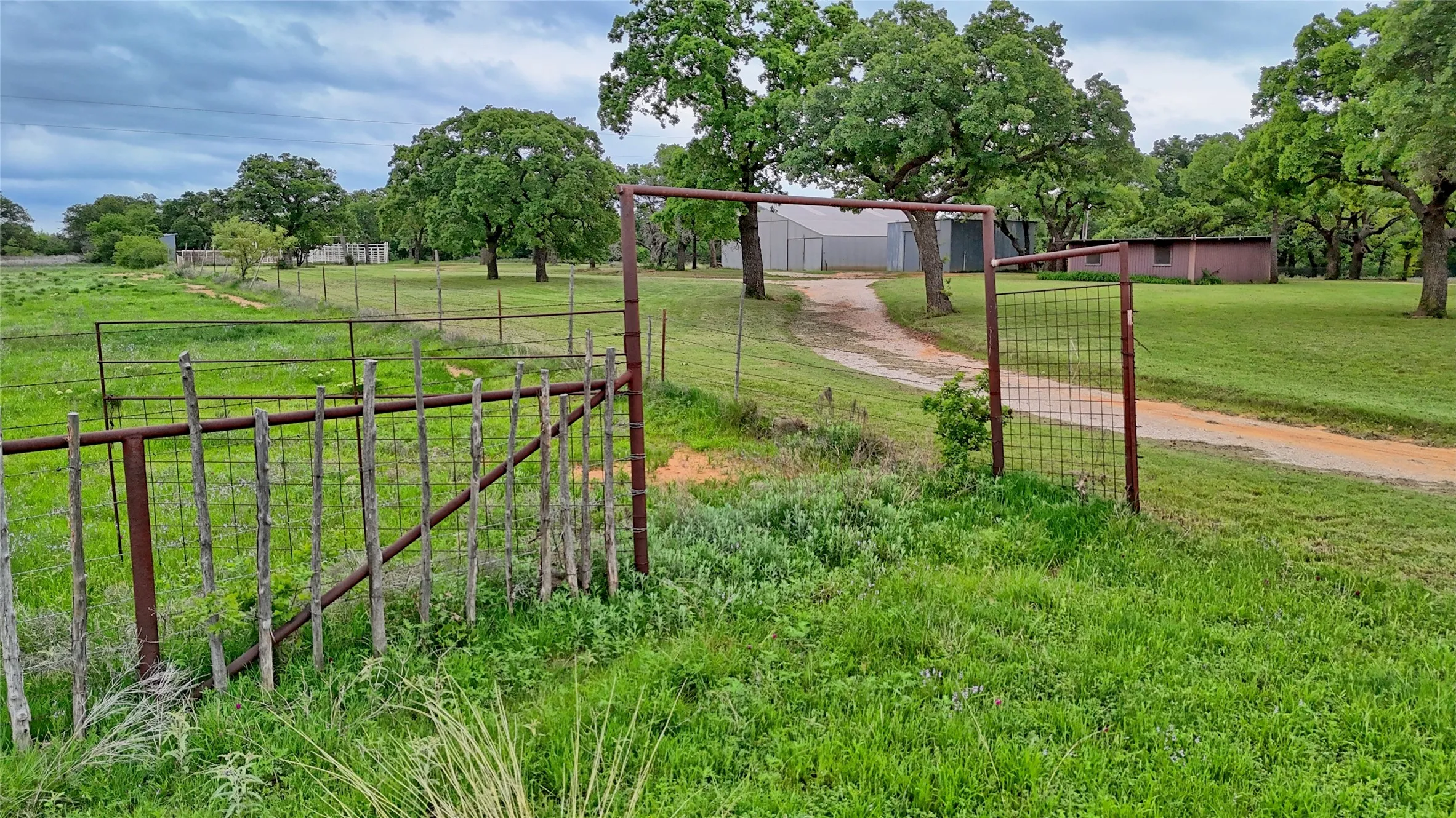 Single Family Residence For Sale in Clay County , 3377 Lodge Creek Road, Henrietta, Texas 76365, 4 Bedroom, 2 Bathroom, Garage spaces, 1,720 Sqft, built in 1973, Preowned, mls#21259495, Real Estate Agent in Henrietta, Homes For Sale in Clay county, Homes For Sale in Henrietta, Realtor in Henrietta Texas, Real Estate Brokerage Independent Realty Texas, Luminita Cordes Realtor