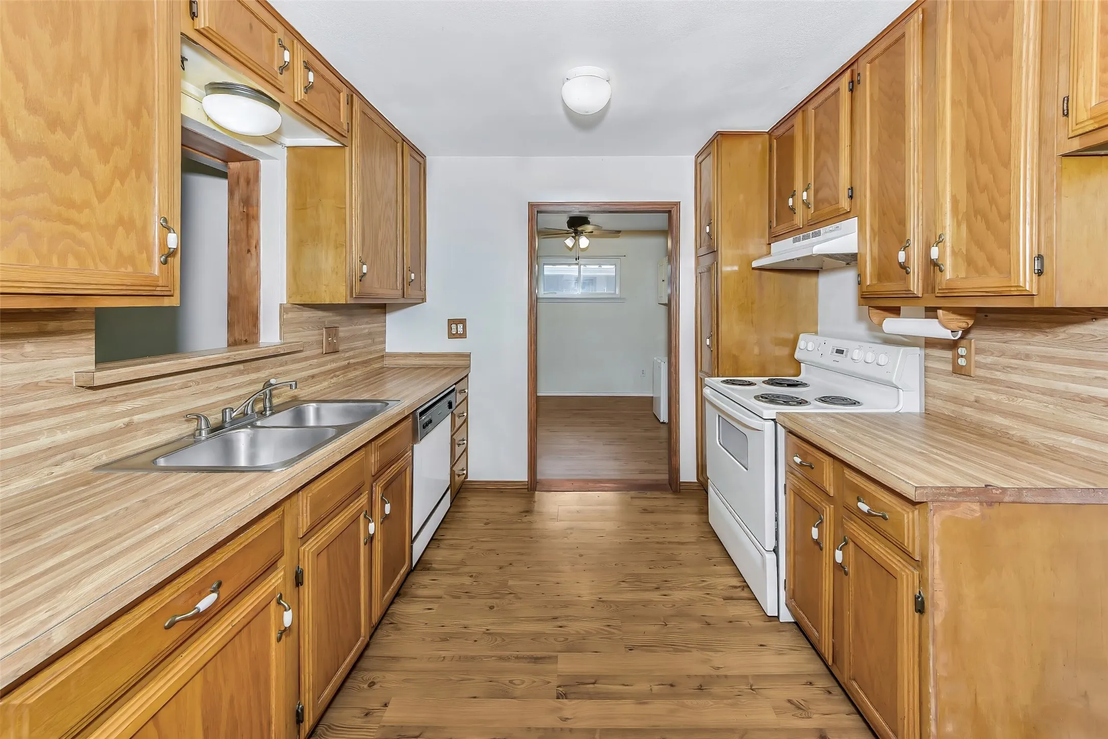 Single Family Residence For Sale in Tarrant County , 1916 Valley Lane, Arlington, Texas 76013, 3 Bedroom, 2 Bathroom, 2 Garage spaces, 1,762 Sqft, built in 1957, mls#21255012, Real Estate Agent in Arlington, Homes For Sale in Tarrant county, Homes For Sale in Arlington, Realtor in Arlington Texas, Real Estate Brokerage Independent Realty Texas, Luminita Cordes Realtor