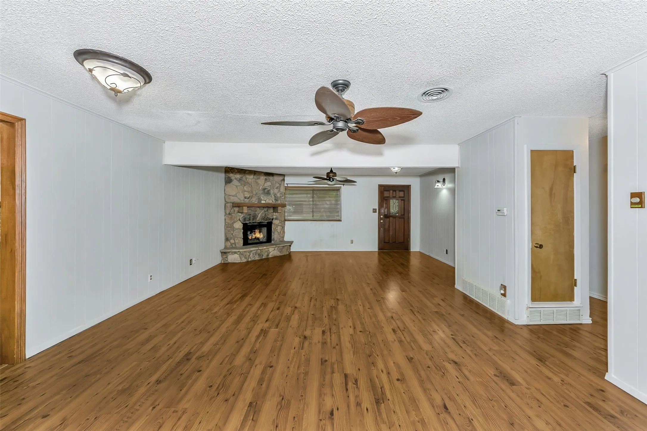 Single Family Residence For Sale in Tarrant County , 1916 Valley Lane, Arlington, Texas 76013, 3 Bedroom, 2 Bathroom, 2 Garage spaces, 1,762 Sqft, built in 1957, mls#21255012, Real Estate Agent in Arlington, Homes For Sale in Tarrant county, Homes For Sale in Arlington, Realtor in Arlington Texas, Real Estate Brokerage Independent Realty Texas, Luminita Cordes Realtor