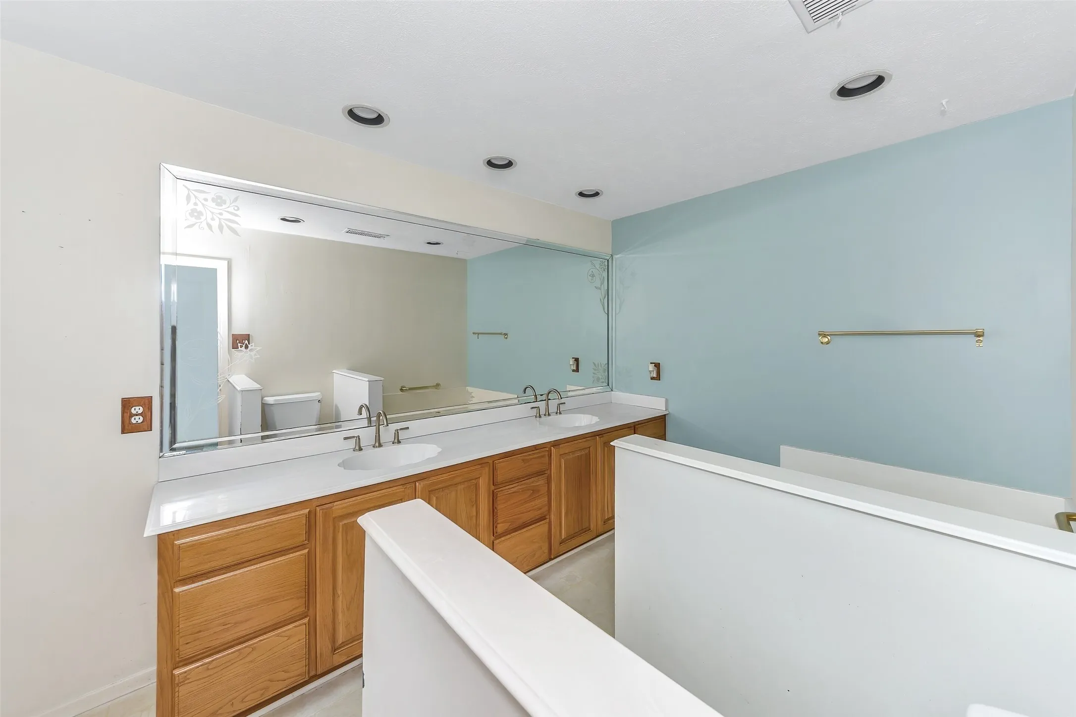 Single Family Residence For Sale in Tarrant County , 1916 Valley Lane, Arlington, Texas 76013, 3 Bedroom, 2 Bathroom, 2 Garage spaces, 1,762 Sqft, built in 1957, mls#21255012, Real Estate Agent in Arlington, Homes For Sale in Tarrant county, Homes For Sale in Arlington, Realtor in Arlington Texas, Real Estate Brokerage Independent Realty Texas, Luminita Cordes Realtor