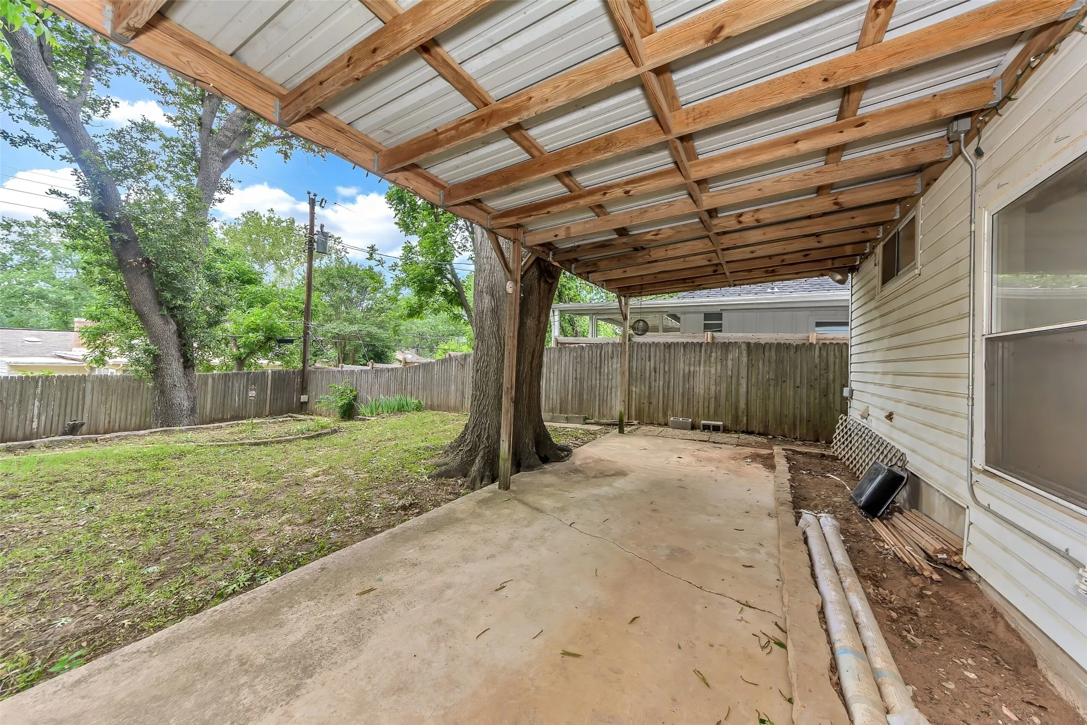 Single Family Residence For Sale in Tarrant County , 1916 Valley Lane, Arlington, Texas 76013, 3 Bedroom, 2 Bathroom, 2 Garage spaces, 1,762 Sqft, built in 1957, mls#21255012, Real Estate Agent in Arlington, Homes For Sale in Tarrant county, Homes For Sale in Arlington, Realtor in Arlington Texas, Real Estate Brokerage Independent Realty Texas, Luminita Cordes Realtor