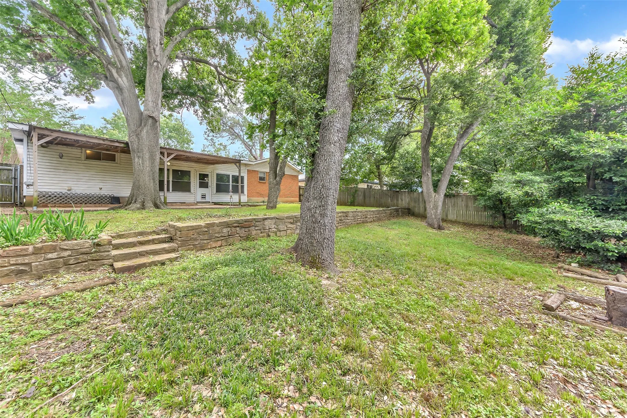 Single Family Residence For Sale in Tarrant County , 1916 Valley Lane, Arlington, Texas 76013, 3 Bedroom, 2 Bathroom, 2 Garage spaces, 1,762 Sqft, built in 1957, mls#21255012, Real Estate Agent in Arlington, Homes For Sale in Tarrant county, Homes For Sale in Arlington, Realtor in Arlington Texas, Real Estate Brokerage Independent Realty Texas, Luminita Cordes Realtor