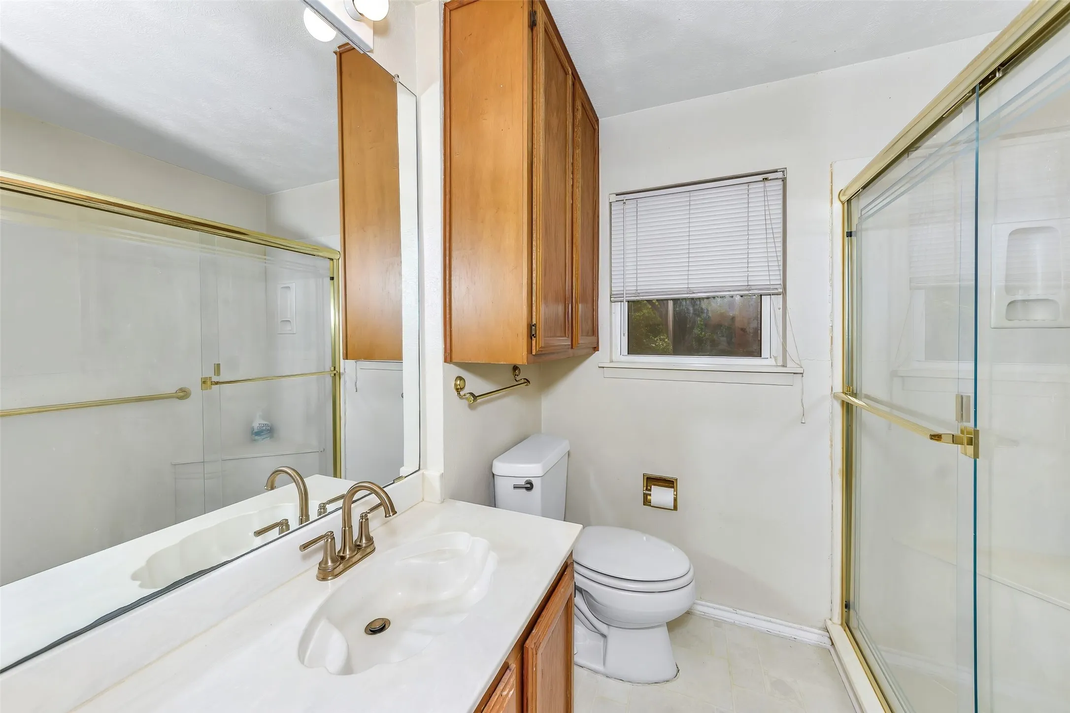 Single Family Residence For Sale in Tarrant County , 1916 Valley Lane, Arlington, Texas 76013, 3 Bedroom, 2 Bathroom, 2 Garage spaces, 1,762 Sqft, built in 1957, mls#21255012, Real Estate Agent in Arlington, Homes For Sale in Tarrant county, Homes For Sale in Arlington, Realtor in Arlington Texas, Real Estate Brokerage Independent Realty Texas, Luminita Cordes Realtor