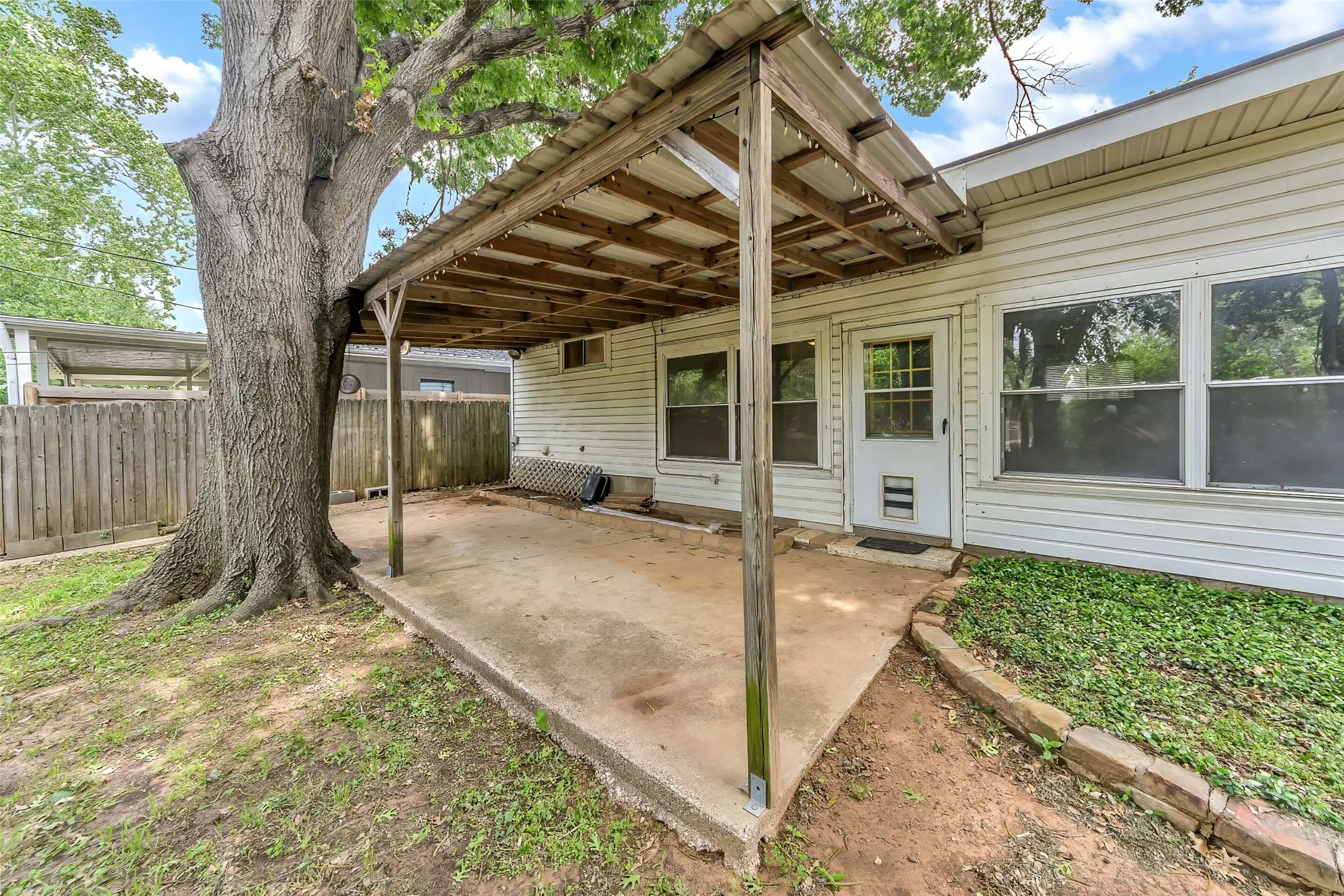 Single Family Residence For Sale in Tarrant County , 1916 Valley Lane, Arlington, Texas 76013, 3 Bedroom, 2 Bathroom, 2 Garage spaces, 1,762 Sqft, built in 1957, mls#21255012, Real Estate Agent in Arlington, Homes For Sale in Tarrant county, Homes For Sale in Arlington, Realtor in Arlington Texas, Real Estate Brokerage Independent Realty Texas, Luminita Cordes Realtor