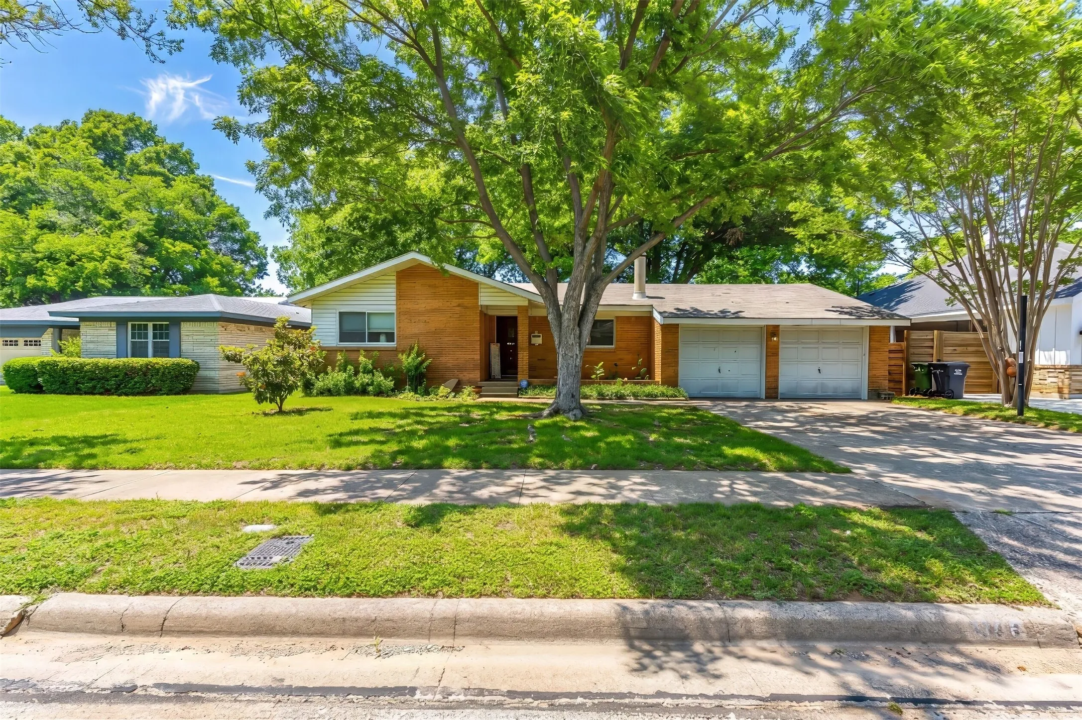 Single Family Residence For Sale in Tarrant County , 1916 Valley Lane, Arlington, Texas 76013, 3 Bedroom, 2 Bathroom, 2 Garage spaces, 1,762 Sqft, built in 1957, mls#21255012, Real Estate Agent in Arlington, Homes For Sale in Tarrant county, Homes For Sale in Arlington, Realtor in Arlington Texas, Real Estate Brokerage Independent Realty Texas, Luminita Cordes Realtor