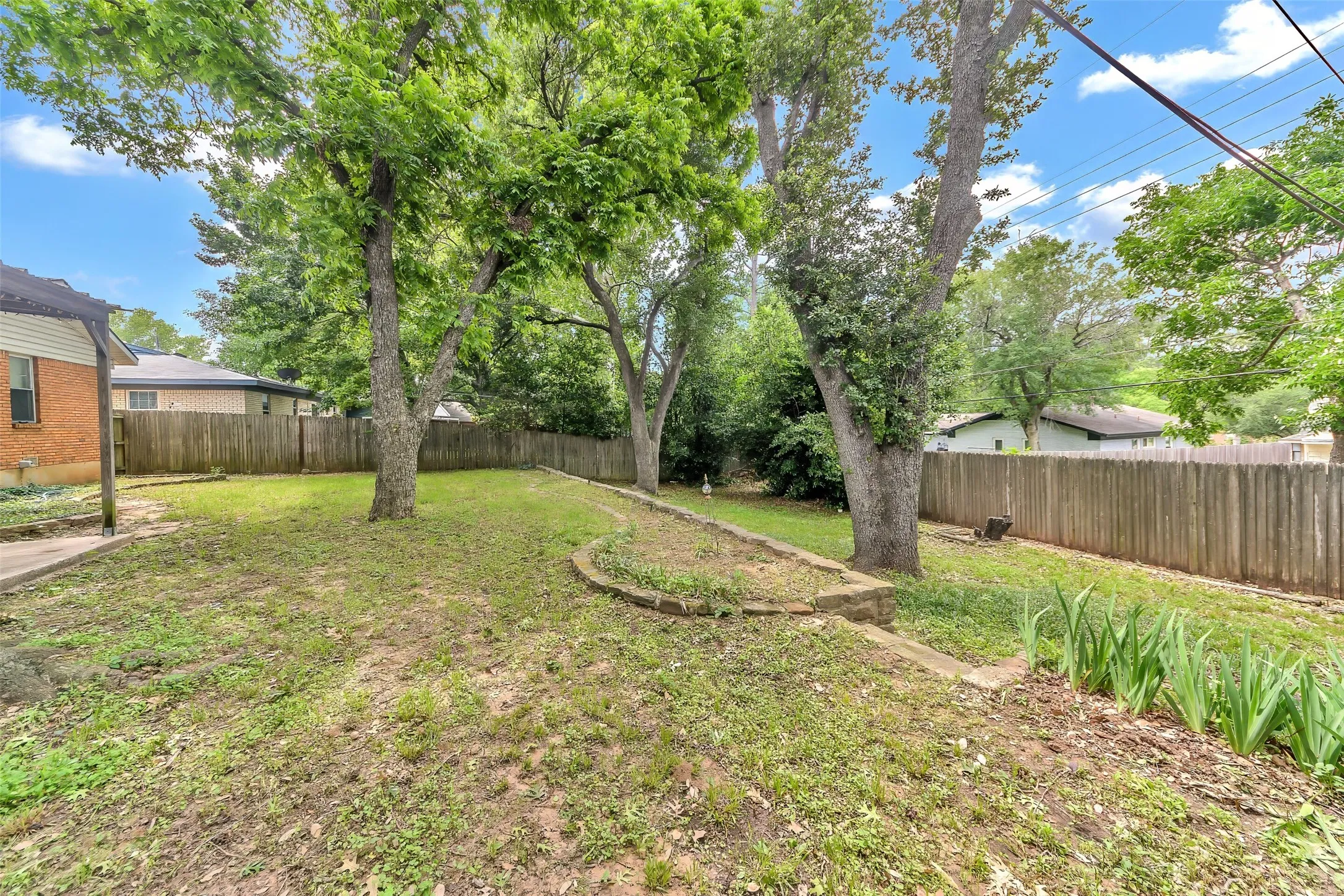 Single Family Residence For Sale in Tarrant County , 1916 Valley Lane, Arlington, Texas 76013, 3 Bedroom, 2 Bathroom, 2 Garage spaces, 1,762 Sqft, built in 1957, mls#21255012, Real Estate Agent in Arlington, Homes For Sale in Tarrant county, Homes For Sale in Arlington, Realtor in Arlington Texas, Real Estate Brokerage Independent Realty Texas, Luminita Cordes Realtor