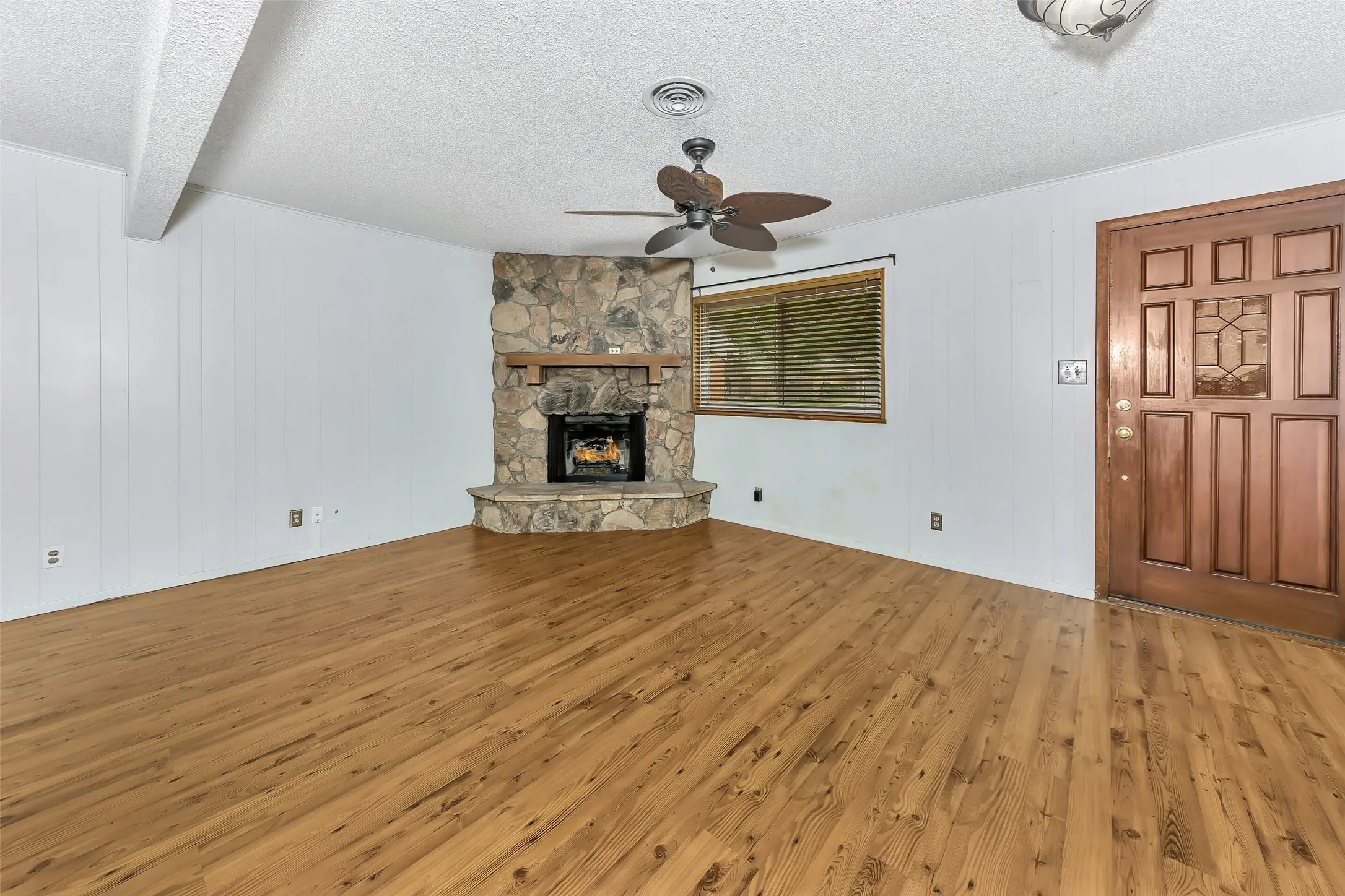 Single Family Residence For Sale in Tarrant County , 1916 Valley Lane, Arlington, Texas 76013, 3 Bedroom, 2 Bathroom, 2 Garage spaces, 1,762 Sqft, built in 1957, mls#21255012, Real Estate Agent in Arlington, Homes For Sale in Tarrant county, Homes For Sale in Arlington, Realtor in Arlington Texas, Real Estate Brokerage Independent Realty Texas, Luminita Cordes Realtor