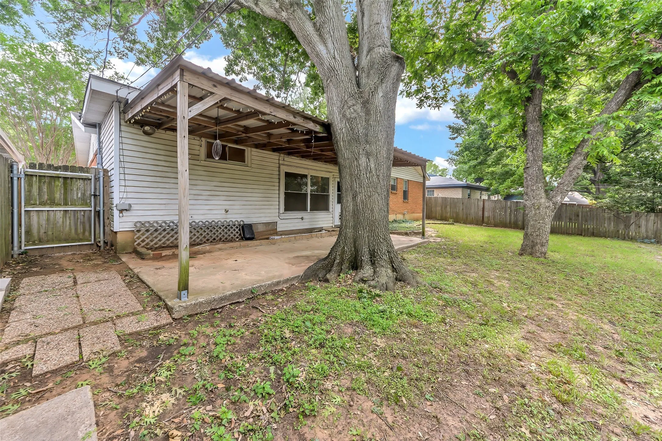 Single Family Residence For Sale in Tarrant County , 1916 Valley Lane, Arlington, Texas 76013, 3 Bedroom, 2 Bathroom, 2 Garage spaces, 1,762 Sqft, built in 1957, mls#21255012, Real Estate Agent in Arlington, Homes For Sale in Tarrant county, Homes For Sale in Arlington, Realtor in Arlington Texas, Real Estate Brokerage Independent Realty Texas, Luminita Cordes Realtor