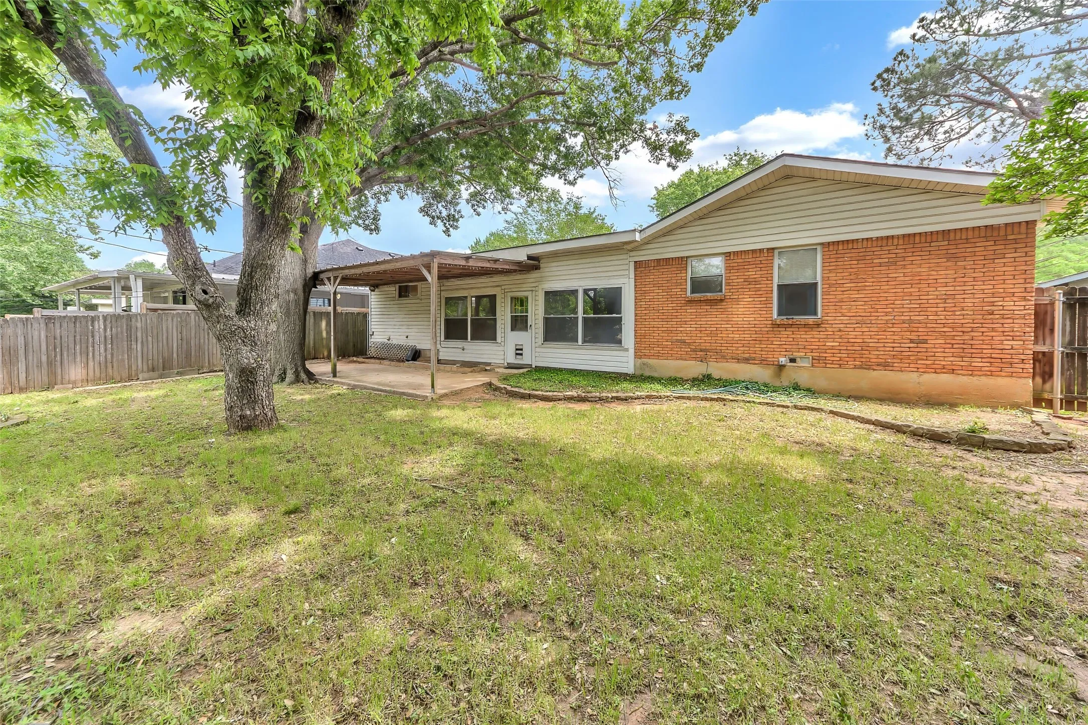 Single Family Residence For Sale in Tarrant County , 1916 Valley Lane, Arlington, Texas 76013, 3 Bedroom, 2 Bathroom, 2 Garage spaces, 1,762 Sqft, built in 1957, mls#21255012, Real Estate Agent in Arlington, Homes For Sale in Tarrant county, Homes For Sale in Arlington, Realtor in Arlington Texas, Real Estate Brokerage Independent Realty Texas, Luminita Cordes Realtor