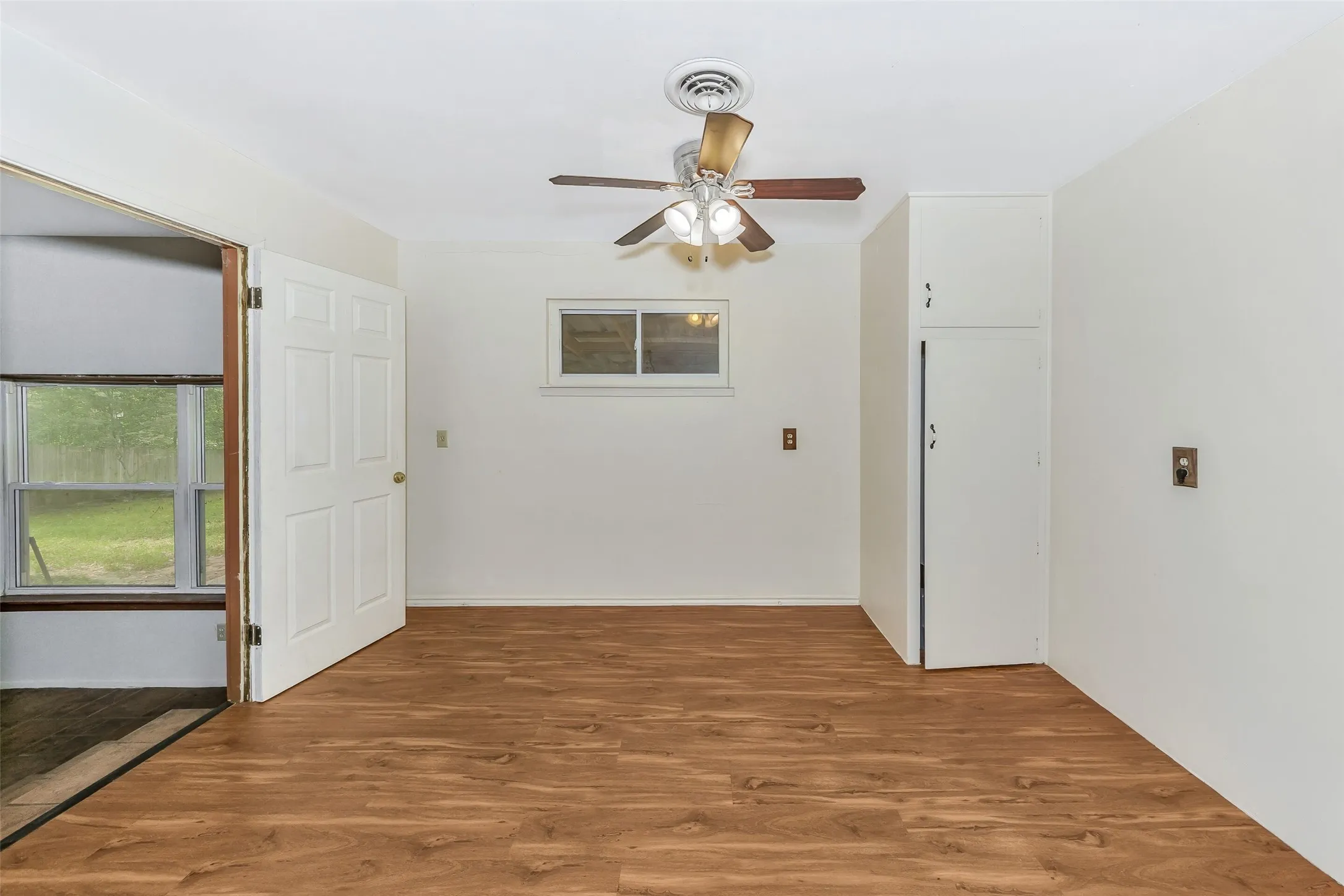Single Family Residence For Sale in Tarrant County , 1916 Valley Lane, Arlington, Texas 76013, 3 Bedroom, 2 Bathroom, 2 Garage spaces, 1,762 Sqft, built in 1957, mls#21255012, Real Estate Agent in Arlington, Homes For Sale in Tarrant county, Homes For Sale in Arlington, Realtor in Arlington Texas, Real Estate Brokerage Independent Realty Texas, Luminita Cordes Realtor