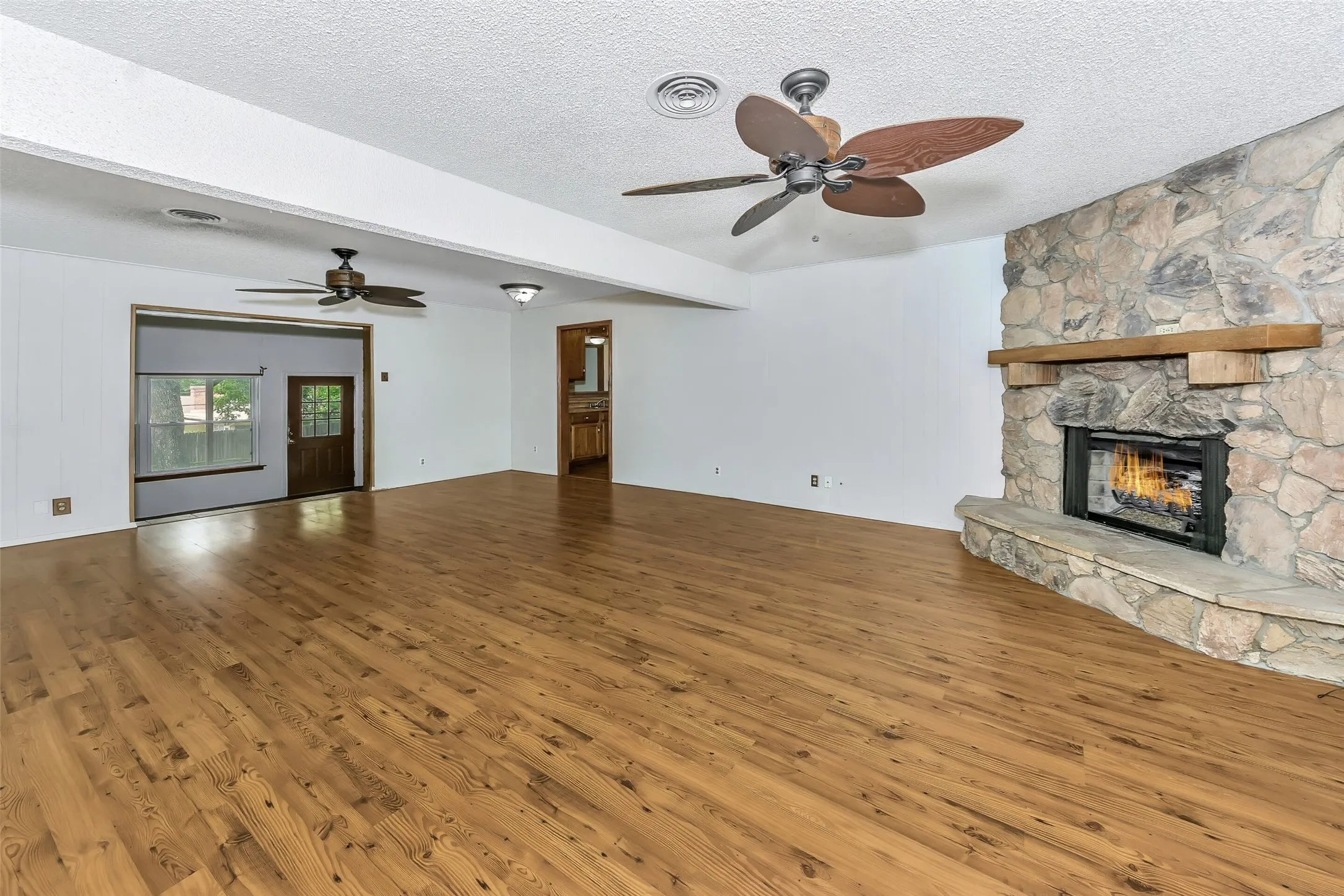 Single Family Residence For Sale in Tarrant County , 1916 Valley Lane, Arlington, Texas 76013, 3 Bedroom, 2 Bathroom, 2 Garage spaces, 1,762 Sqft, built in 1957, mls#21255012, Real Estate Agent in Arlington, Homes For Sale in Tarrant county, Homes For Sale in Arlington, Realtor in Arlington Texas, Real Estate Brokerage Independent Realty Texas, Luminita Cordes Realtor