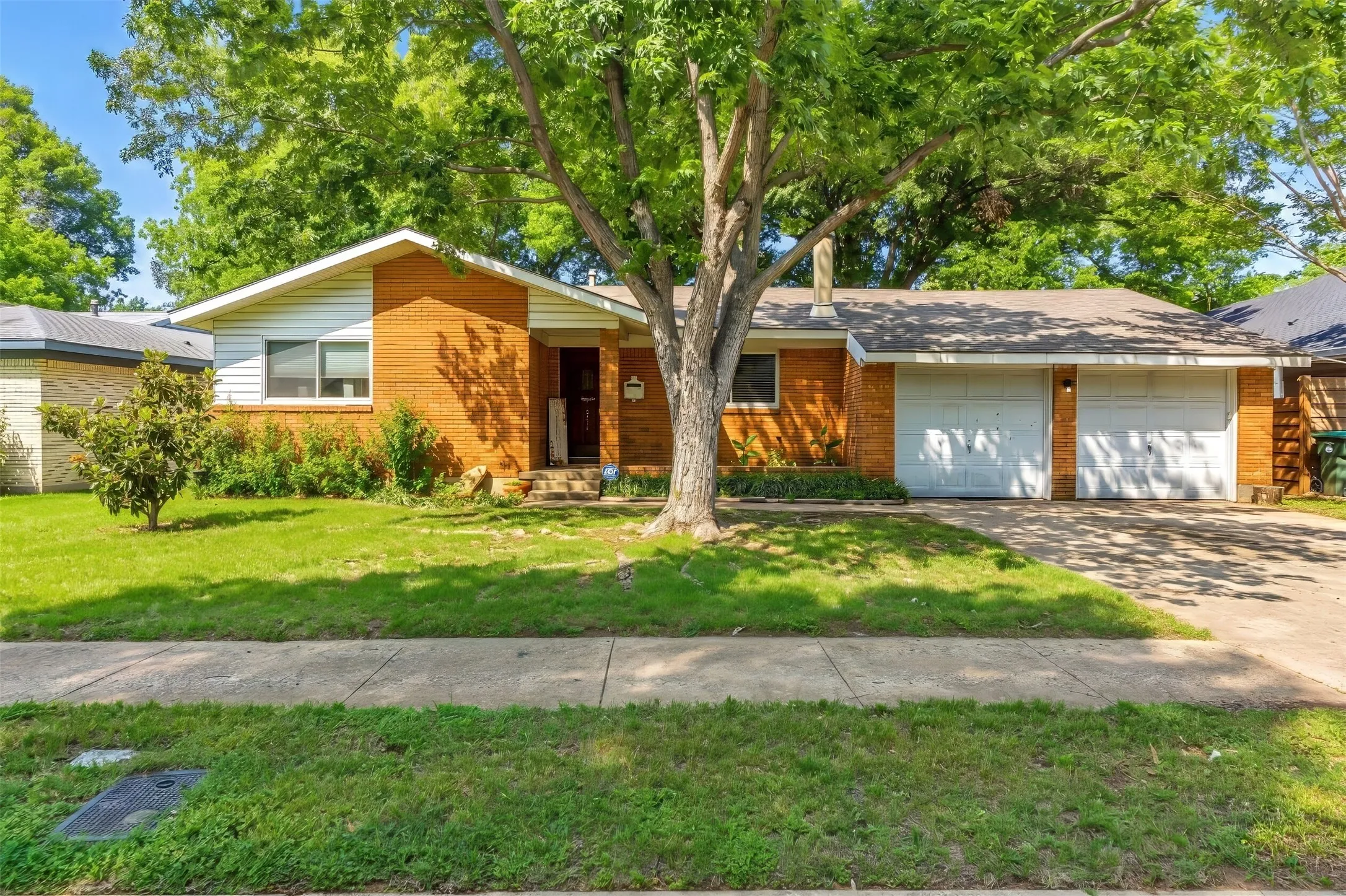 Single Family Residence For Sale in Tarrant County , 1916 Valley Lane, Arlington, Texas 76013, 3 Bedroom, 2 Bathroom, 2 Garage spaces, 1,762 Sqft, built in 1957, mls#21255012, Real Estate Agent in Arlington, Homes For Sale in Tarrant county, Homes For Sale in Arlington, Realtor in Arlington Texas, Real Estate Brokerage Independent Realty Texas, Luminita Cordes Realtor