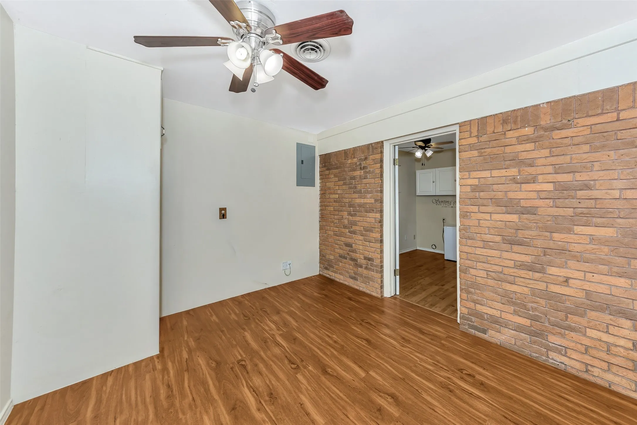 Single Family Residence For Sale in Tarrant County , 1916 Valley Lane, Arlington, Texas 76013, 3 Bedroom, 2 Bathroom, 2 Garage spaces, 1,762 Sqft, built in 1957, mls#21255012, Real Estate Agent in Arlington, Homes For Sale in Tarrant county, Homes For Sale in Arlington, Realtor in Arlington Texas, Real Estate Brokerage Independent Realty Texas, Luminita Cordes Realtor