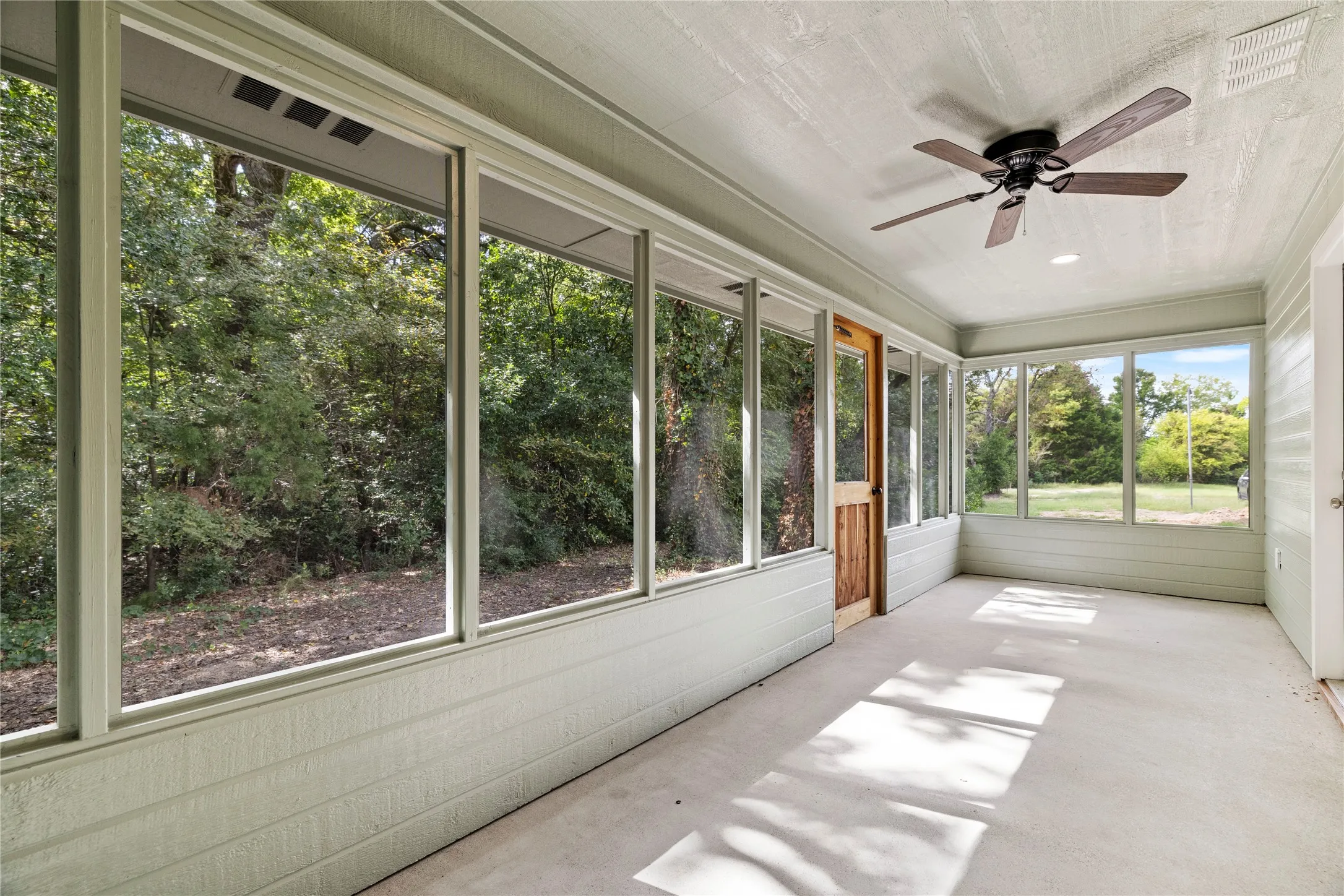 Single Family Residence For Sale in Henderson County , 5580 County Road 3704, Athens, Texas 75752, 2 Bedrooms, 2 Bathrooms, 2 Garage spaces, 1,589 Sqft, built in 1996, Price $485,000, mls#21259667, Real Estate Agent in Athens, Homes For Sale in Henderson county, Homes For Sale in Athens, Realtor in Athens Texas, Real Estate Brokerage Independent Realty Texas, Luminita Cordes Realtor