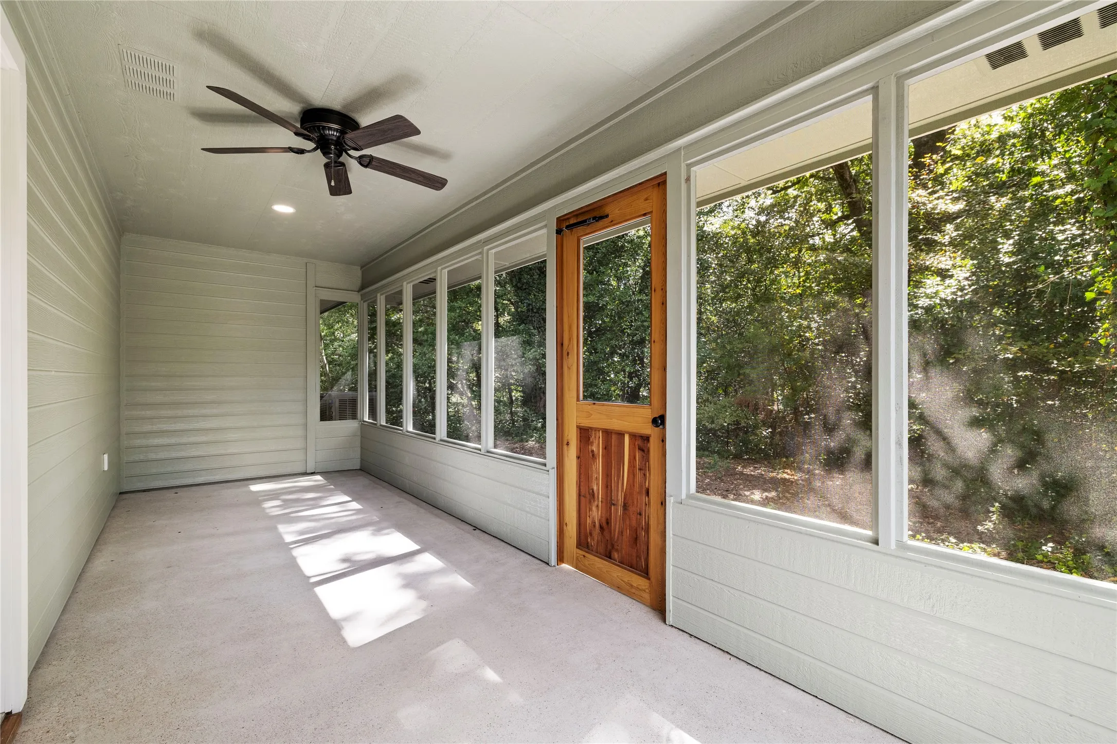 Single Family Residence For Sale in Henderson County , 5580 County Road 3704, Athens, Texas 75752, 2 Bedrooms, 2 Bathrooms, 2 Garage spaces, 1,589 Sqft, built in 1996, Price $485,000, mls#21259667, Real Estate Agent in Athens, Homes For Sale in Henderson county, Homes For Sale in Athens, Realtor in Athens Texas, Real Estate Brokerage Independent Realty Texas, Luminita Cordes Realtor