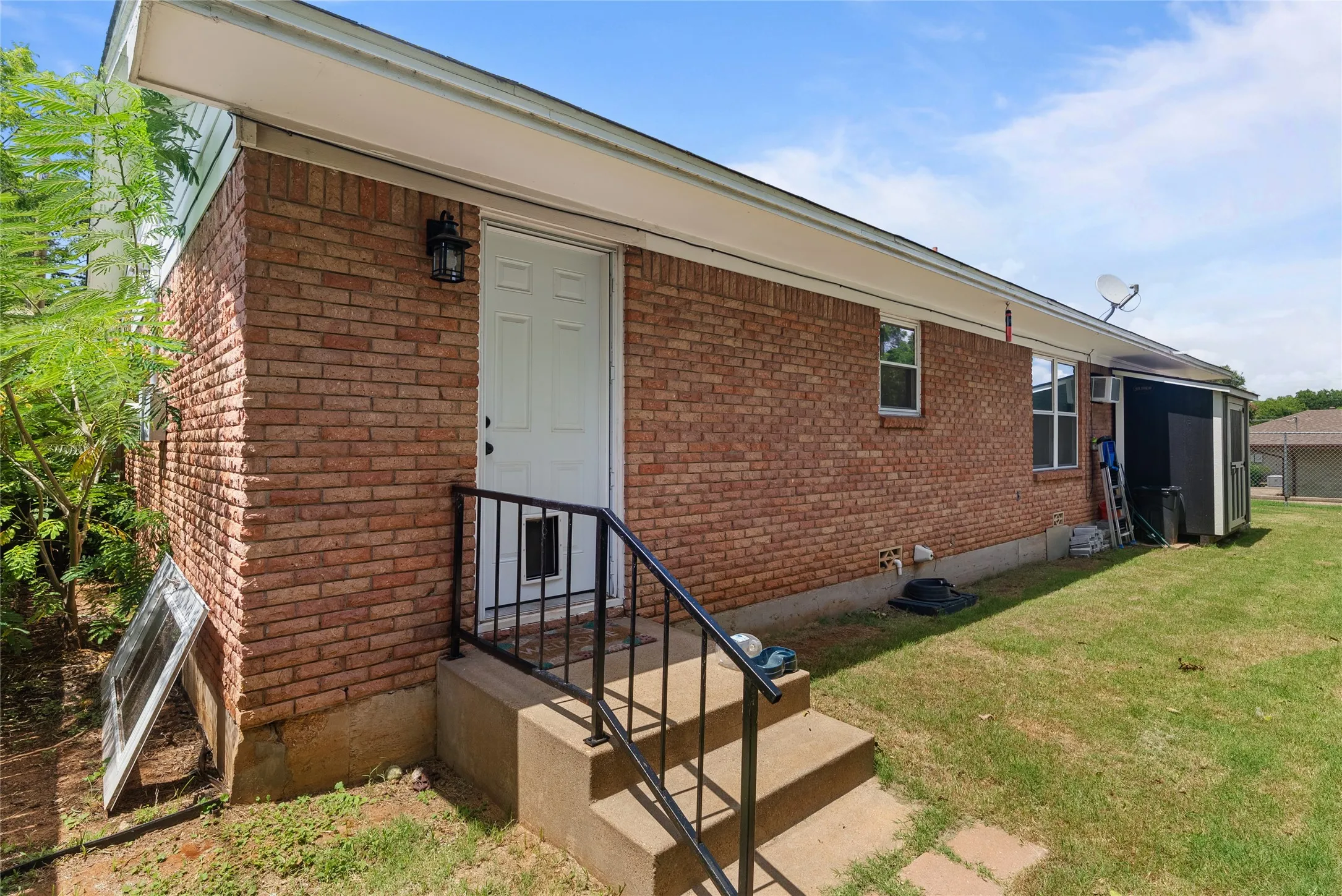 Single Family Residence For Sale in Johnson County , 107 Woodard Avenue, Cleburne, Texas 76033, 2 Bedroom, 1 Bathroom, 2 Garage spaces, 1,164 Sqft, built in 1960, mls#21258702, Real Estate Agent in Cleburne, Homes For Sale in Johnson county, Homes For Sale in Cleburne, Realtor in Cleburne Texas, Real Estate Brokerage Independent Realty Texas, Luminita Cordes Realtor