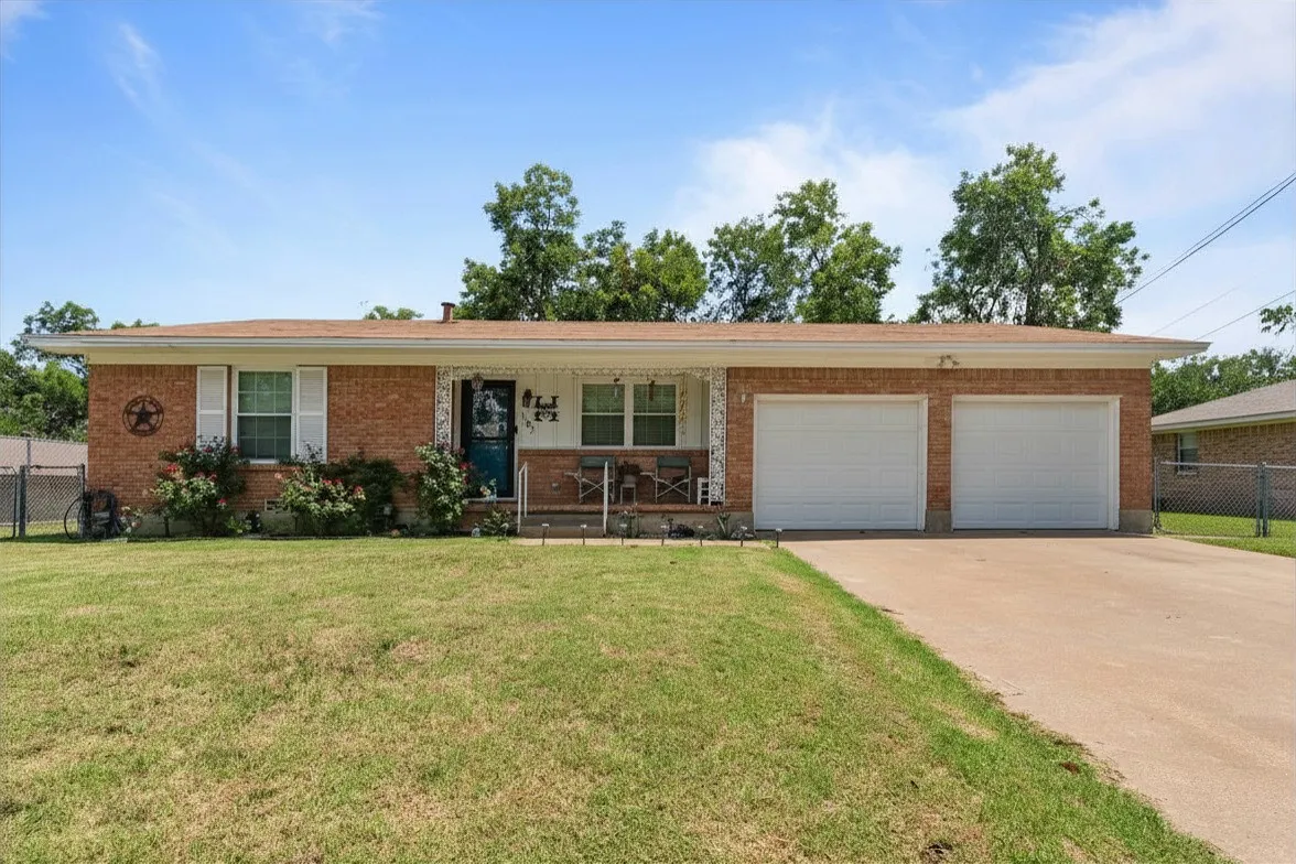 Single Family Residence For Sale in Johnson County , 107 Woodard Avenue, Cleburne, Texas 76033, 2 Bedroom, 1 Bathroom, 2 Garage spaces, 1,164 Sqft, built in 1960, mls#21258702, Real Estate Agent in Cleburne, Homes For Sale in Johnson county, Homes For Sale in Cleburne, Realtor in Cleburne Texas, Real Estate Brokerage Independent Realty Texas, Luminita Cordes Realtor
