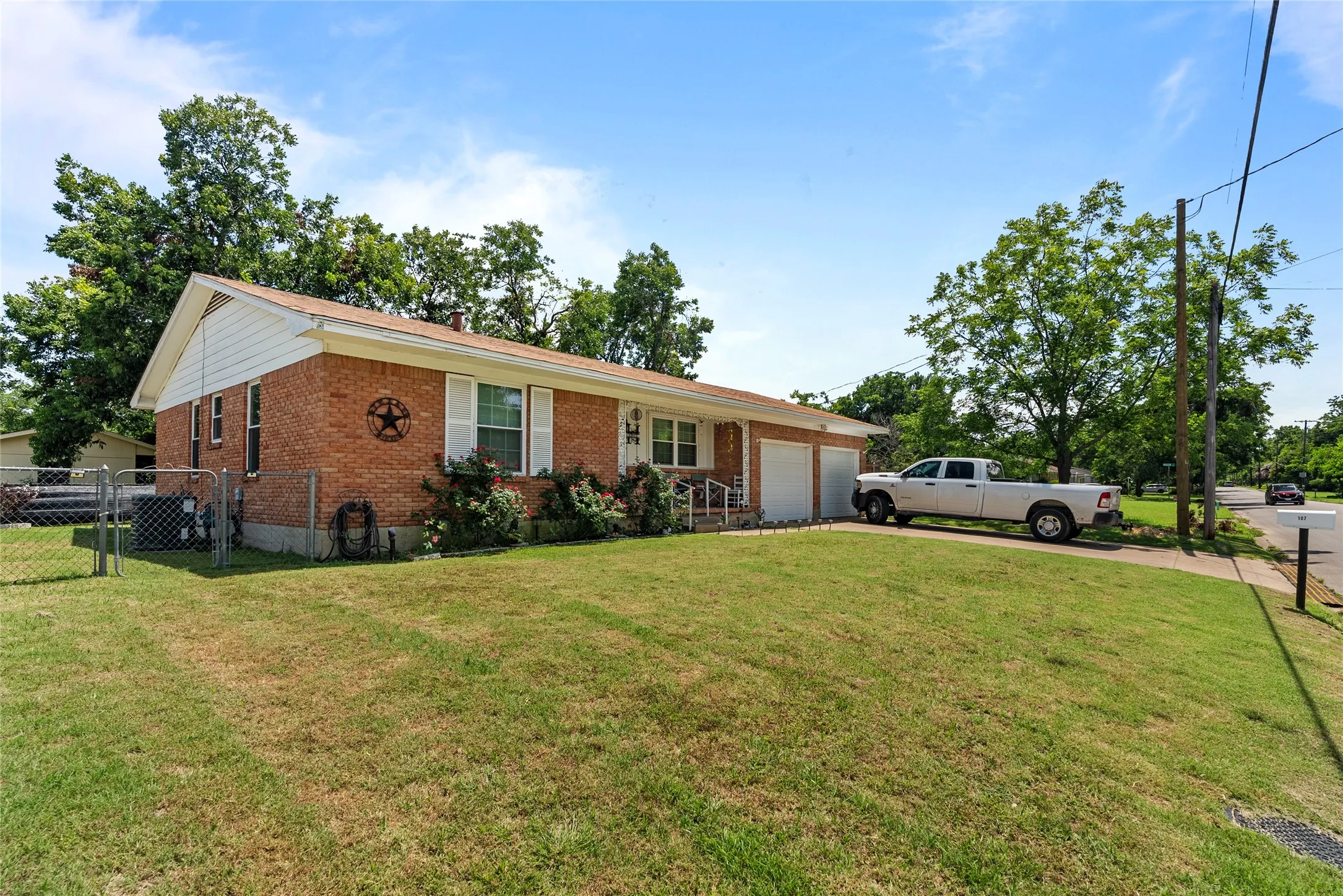 Single Family Residence For Sale in Johnson County , 107 Woodard Avenue, Cleburne, Texas 76033, 2 Bedroom, 1 Bathroom, 2 Garage spaces, 1,164 Sqft, built in 1960, mls#21258702, Real Estate Agent in Cleburne, Homes For Sale in Johnson county, Homes For Sale in Cleburne, Realtor in Cleburne Texas, Real Estate Brokerage Independent Realty Texas, Luminita Cordes Realtor