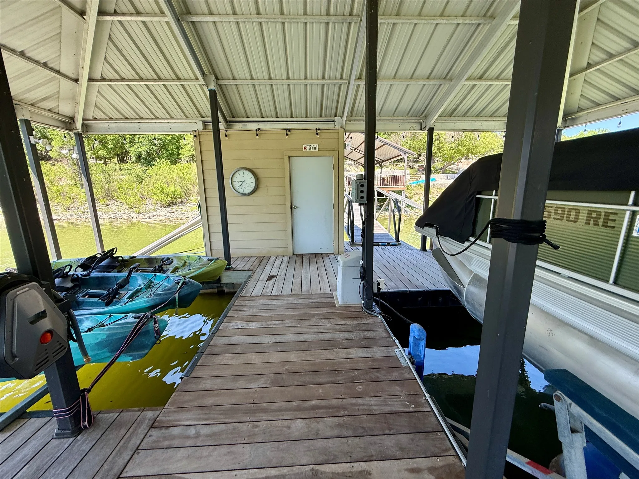 Single Family Residence For Sale in Brown County , 2007 Deepwater Road, Brownwood, Texas 76801, 3 Bedroom, 2 Bathroom, 2 Garage spaces, 2,450 Sqft, built in 1997, Price $1,599,900, mls#21259591, Real Estate Agent in Brownwood, Homes For Sale in Brown county, Homes For Sale in Brownwood, Realtor in Brownwood Texas, Real Estate Brokerage Independent Realty Texas, Luminita Cordes Realtor