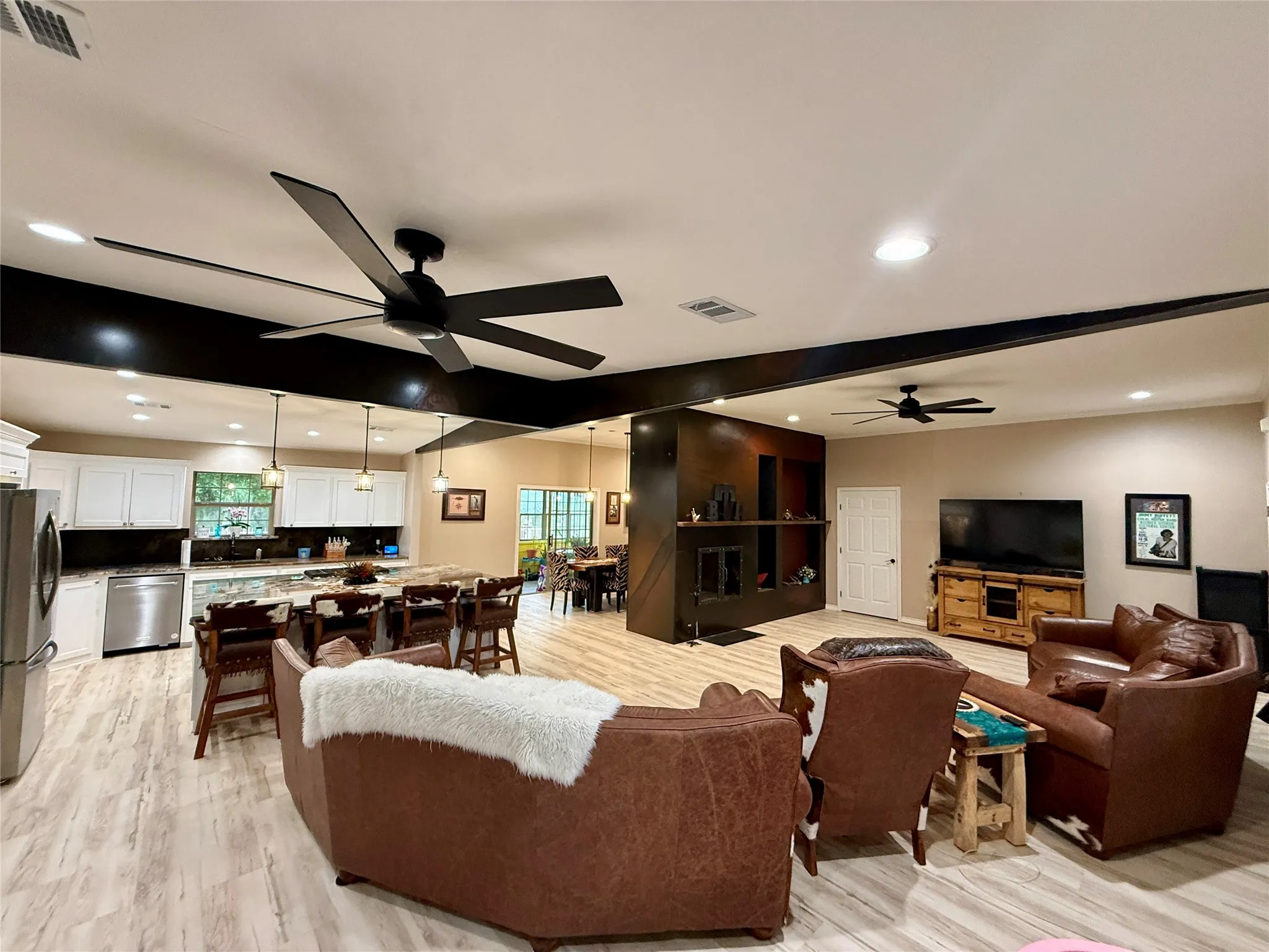Single Family Residence For Sale in Brown County , 2007 Deepwater Road, Brownwood, Texas 76801, 3 Bedroom, 2 Bathroom, 2 Garage spaces, 2,450 Sqft, built in 1997, Price $1,599,900, mls#21259591, Real Estate Agent in Brownwood, Homes For Sale in Brown county, Homes For Sale in Brownwood, Realtor in Brownwood Texas, Real Estate Brokerage Independent Realty Texas, Luminita Cordes Realtor
