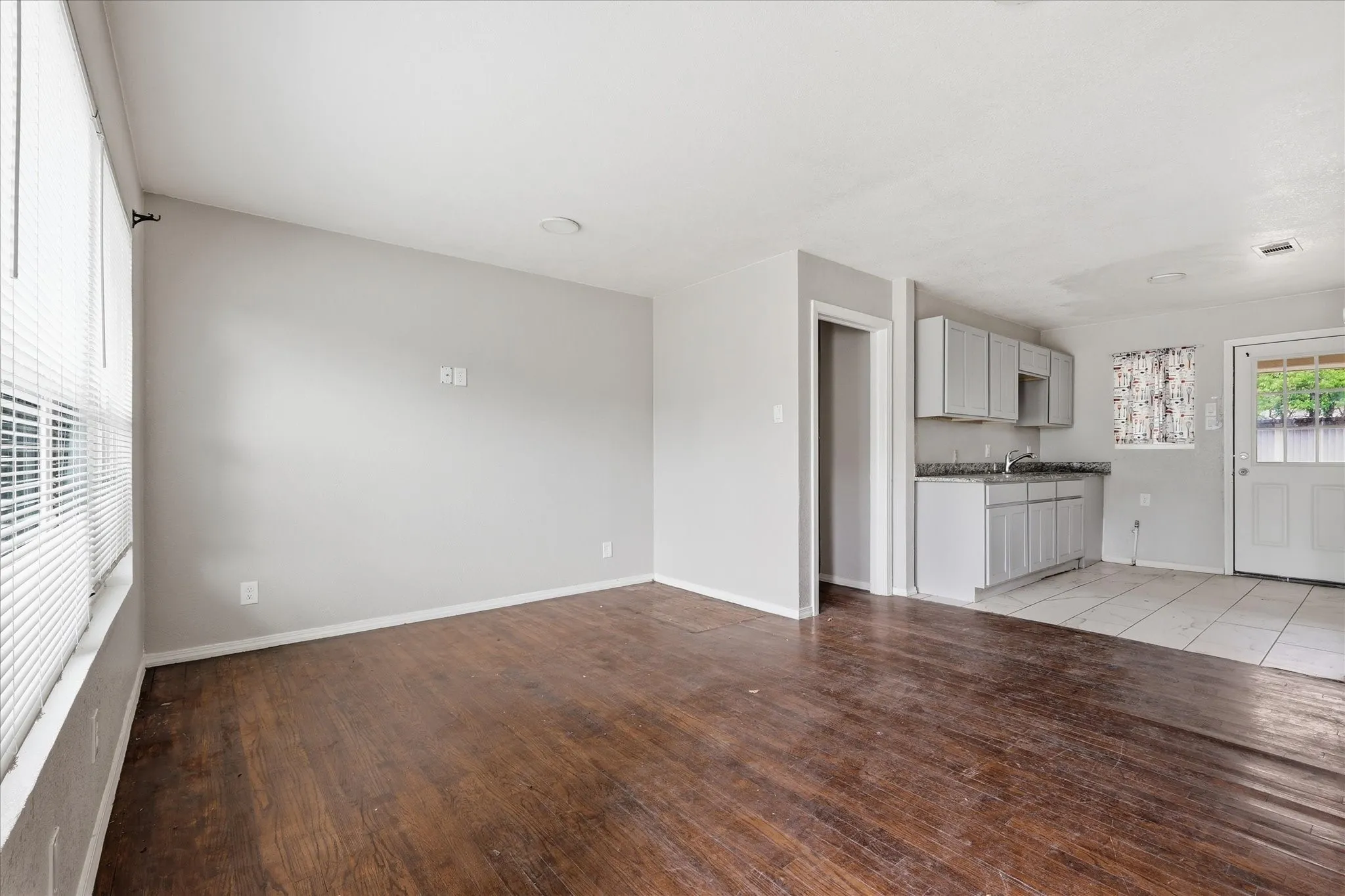 Single Family Residence For Sale in Dallas County , 1303 Stone Drive, Irving, Texas 75061, 4 Bedroom, 2 Bathroom, Garage spaces, 1,220 Sqft, built in 1952, mls#21259513, Real Estate Agent in Irving, Homes For Sale in Dallas county, Homes For Sale in Irving, Realtor in Irving Texas, Real Estate Brokerage Independent Realty Texas, Luminita Cordes Realtor
