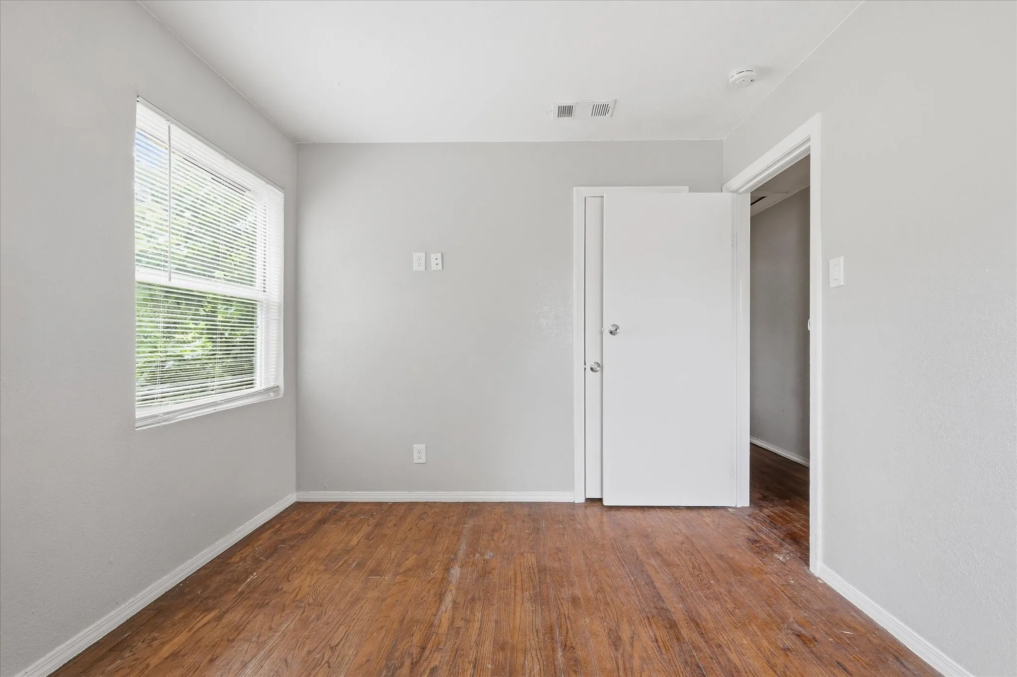 Single Family Residence For Sale in Dallas County , 1303 Stone Drive, Irving, Texas 75061, 4 Bedroom, 2 Bathroom, Garage spaces, 1,220 Sqft, built in 1952, mls#21259513, Real Estate Agent in Irving, Homes For Sale in Dallas county, Homes For Sale in Irving, Realtor in Irving Texas, Real Estate Brokerage Independent Realty Texas, Luminita Cordes Realtor