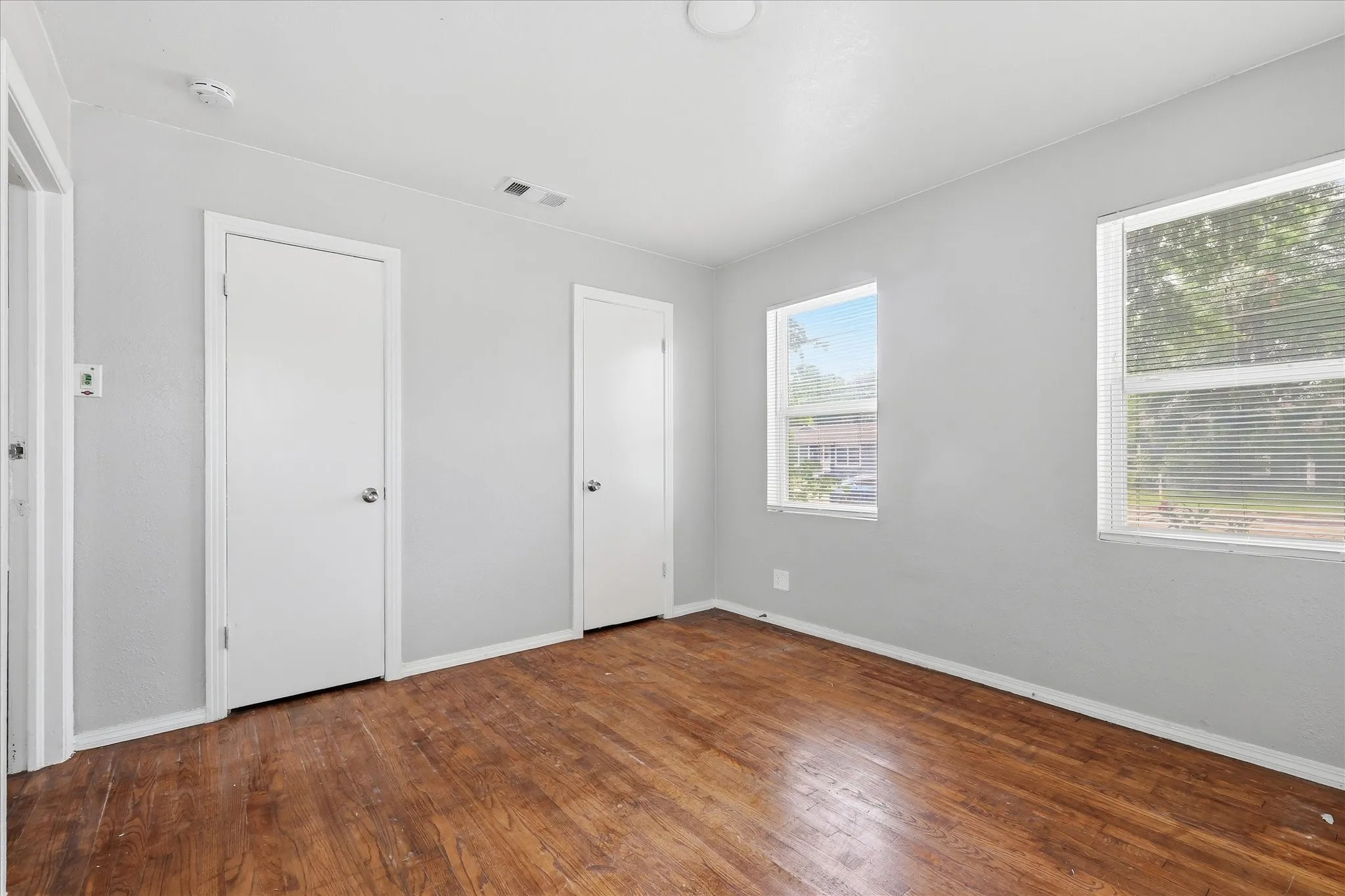 Single Family Residence For Sale in Dallas County , 1303 Stone Drive, Irving, Texas 75061, 4 Bedroom, 2 Bathroom, Garage spaces, 1,220 Sqft, built in 1952, mls#21259513, Real Estate Agent in Irving, Homes For Sale in Dallas county, Homes For Sale in Irving, Realtor in Irving Texas, Real Estate Brokerage Independent Realty Texas, Luminita Cordes Realtor