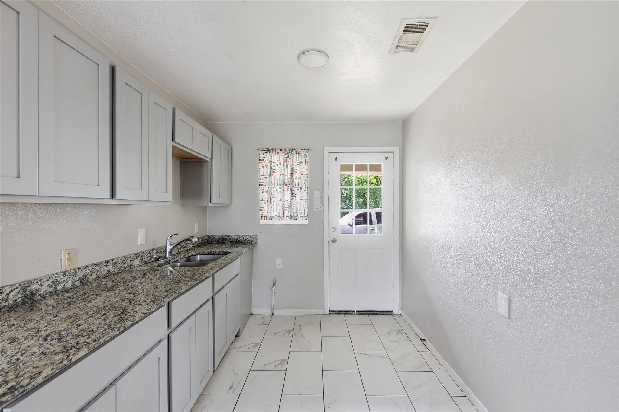 Single Family Residence For Sale in Dallas County , 1303 Stone Drive, Irving, Texas 75061, 4 Bedroom, 2 Bathroom, Garage spaces, 1,220 Sqft, built in 1952, mls#21259513, Real Estate Agent in Irving, Homes For Sale in Dallas county, Homes For Sale in Irving, Realtor in Irving Texas, Real Estate Brokerage Independent Realty Texas, Luminita Cordes Realtor