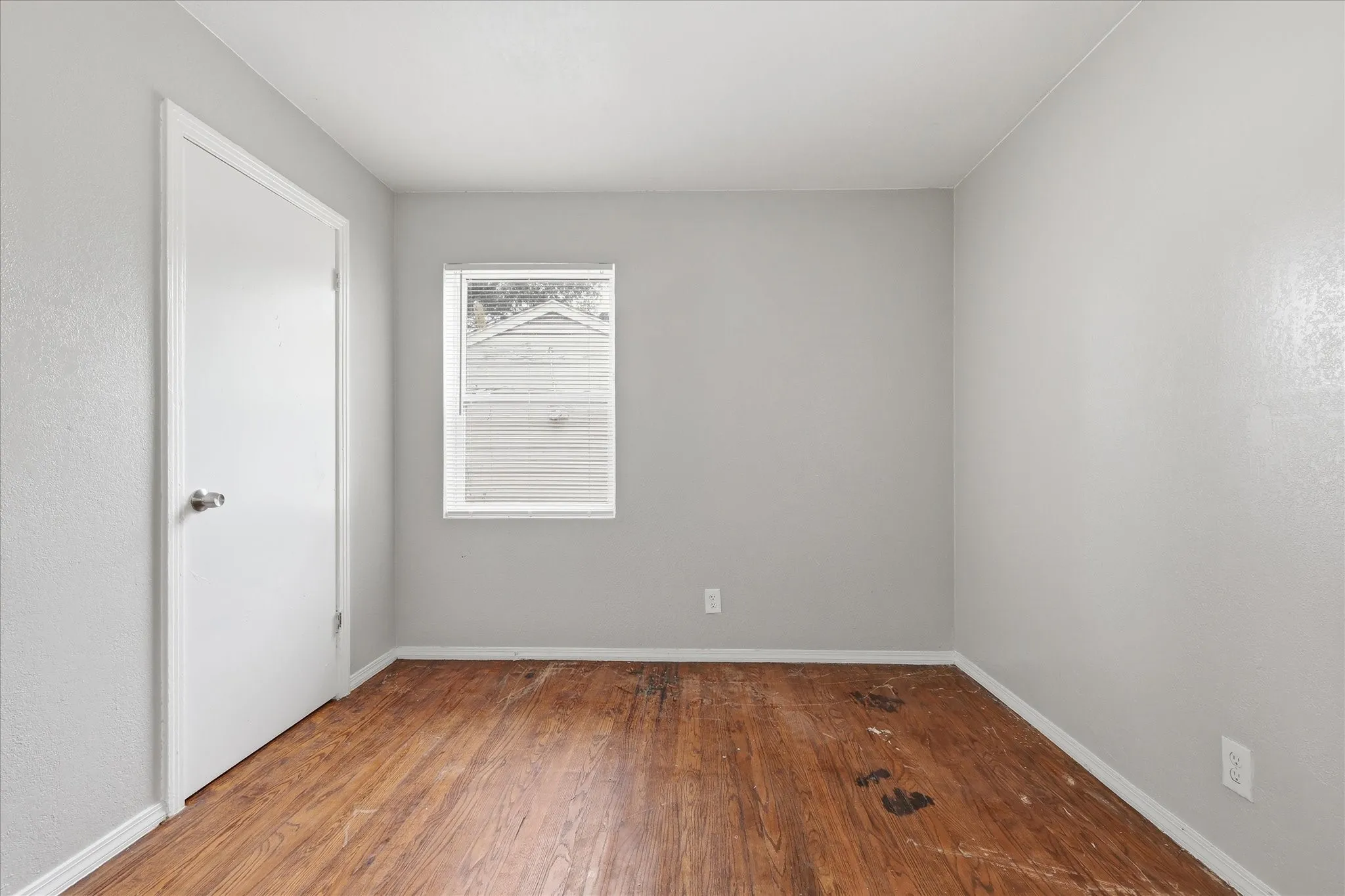 Single Family Residence For Sale in Dallas County , 1303 Stone Drive, Irving, Texas 75061, 4 Bedroom, 2 Bathroom, Garage spaces, 1,220 Sqft, built in 1952, mls#21259513, Real Estate Agent in Irving, Homes For Sale in Dallas county, Homes For Sale in Irving, Realtor in Irving Texas, Real Estate Brokerage Independent Realty Texas, Luminita Cordes Realtor