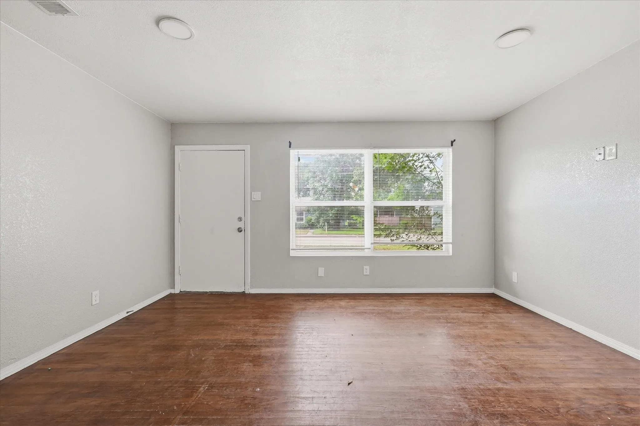 Single Family Residence For Sale in Dallas County , 1303 Stone Drive, Irving, Texas 75061, 4 Bedroom, 2 Bathroom, Garage spaces, 1,220 Sqft, built in 1952, mls#21259513, Real Estate Agent in Irving, Homes For Sale in Dallas county, Homes For Sale in Irving, Realtor in Irving Texas, Real Estate Brokerage Independent Realty Texas, Luminita Cordes Realtor