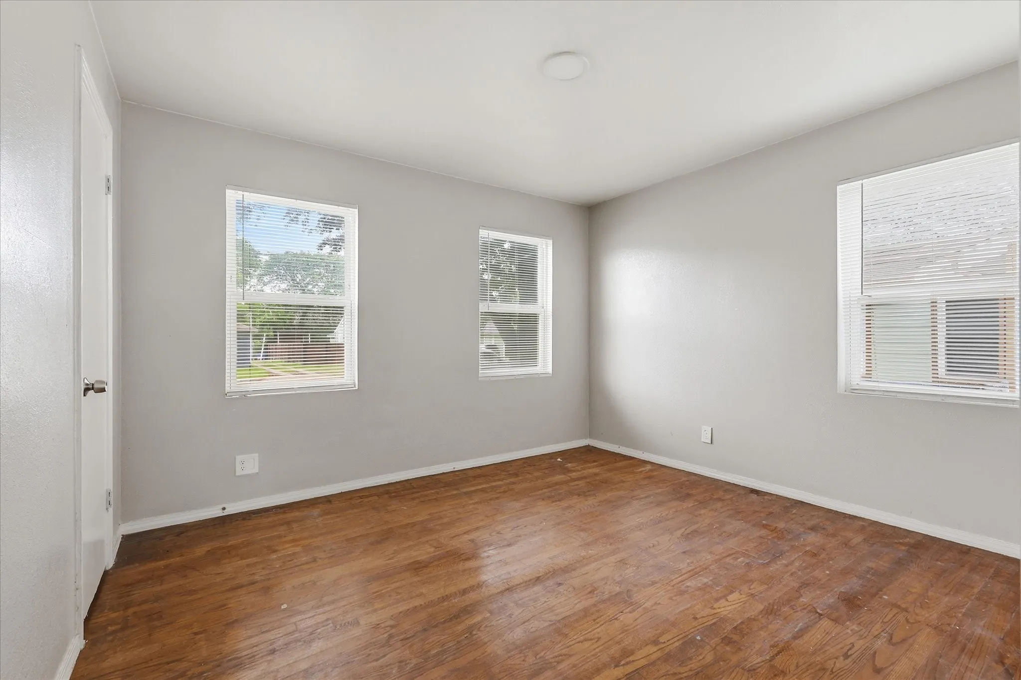 Single Family Residence For Sale in Dallas County , 1303 Stone Drive, Irving, Texas 75061, 4 Bedroom, 2 Bathroom, Garage spaces, 1,220 Sqft, built in 1952, mls#21259513, Real Estate Agent in Irving, Homes For Sale in Dallas county, Homes For Sale in Irving, Realtor in Irving Texas, Real Estate Brokerage Independent Realty Texas, Luminita Cordes Realtor