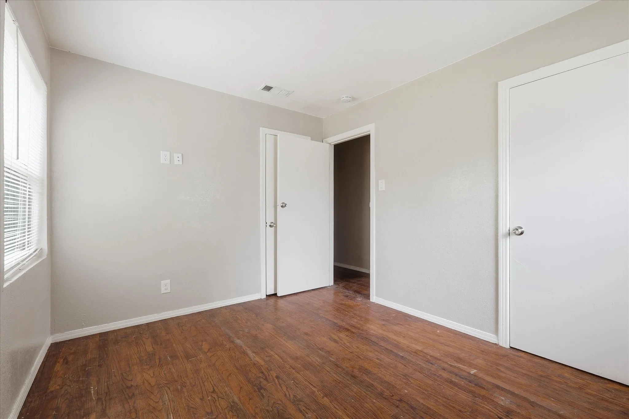 Single Family Residence For Sale in Dallas County , 1303 Stone Drive, Irving, Texas 75061, 4 Bedroom, 2 Bathroom, Garage spaces, 1,220 Sqft, built in 1952, mls#21259513, Real Estate Agent in Irving, Homes For Sale in Dallas county, Homes For Sale in Irving, Realtor in Irving Texas, Real Estate Brokerage Independent Realty Texas, Luminita Cordes Realtor