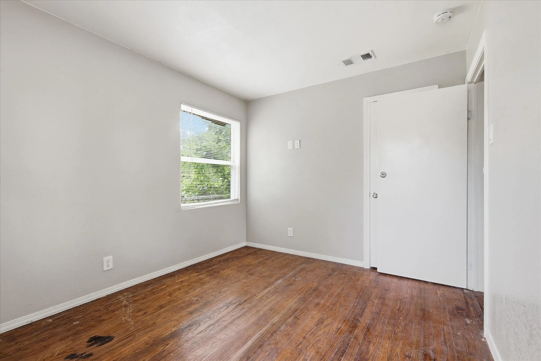 Single Family Residence For Sale in Dallas County , 1303 Stone Drive, Irving, Texas 75061, 4 Bedroom, 2 Bathroom, Garage spaces, 1,220 Sqft, built in 1952, mls#21259513, Real Estate Agent in Irving, Homes For Sale in Dallas county, Homes For Sale in Irving, Realtor in Irving Texas, Real Estate Brokerage Independent Realty Texas, Luminita Cordes Realtor