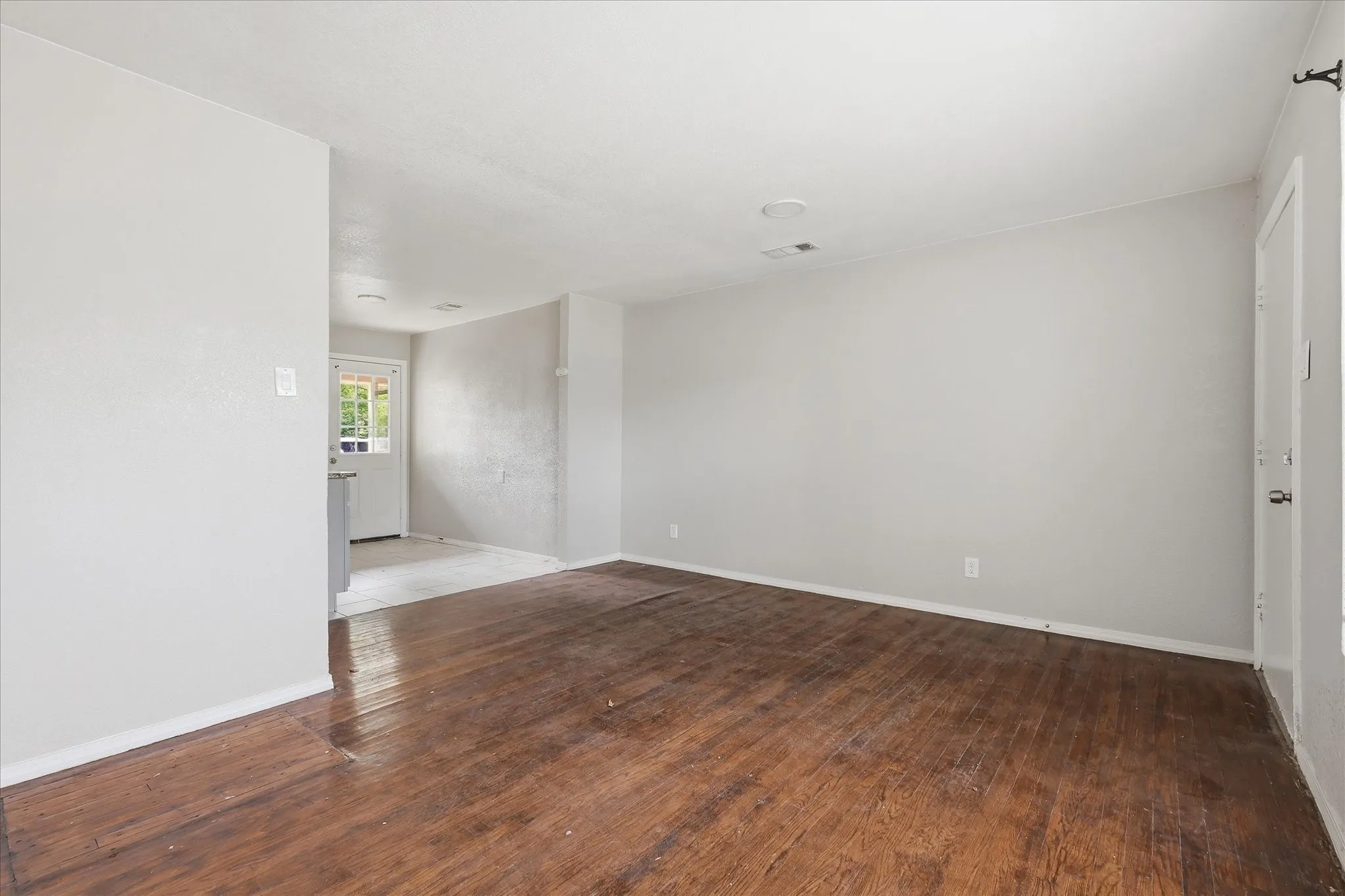 Single Family Residence For Sale in Dallas County , 1303 Stone Drive, Irving, Texas 75061, 4 Bedroom, 2 Bathroom, Garage spaces, 1,220 Sqft, built in 1952, mls#21259513, Real Estate Agent in Irving, Homes For Sale in Dallas county, Homes For Sale in Irving, Realtor in Irving Texas, Real Estate Brokerage Independent Realty Texas, Luminita Cordes Realtor