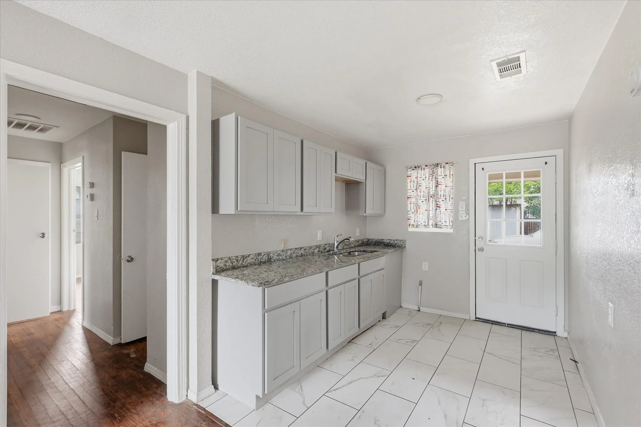 Single Family Residence For Sale in Dallas County , 1303 Stone Drive, Irving, Texas 75061, 4 Bedroom, 2 Bathroom, Garage spaces, 1,220 Sqft, built in 1952, mls#21259513, Real Estate Agent in Irving, Homes For Sale in Dallas county, Homes For Sale in Irving, Realtor in Irving Texas, Real Estate Brokerage Independent Realty Texas, Luminita Cordes Realtor