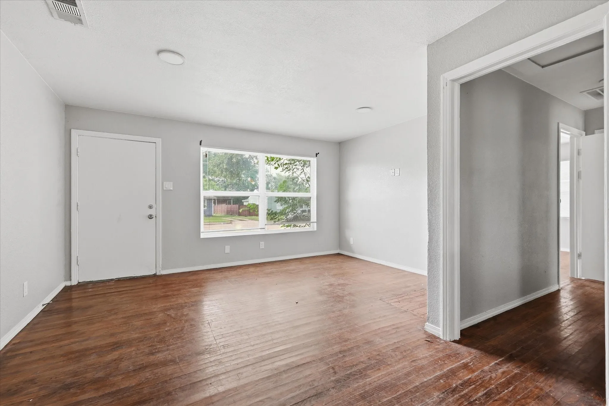 Single Family Residence For Sale in Dallas County , 1303 Stone Drive, Irving, Texas 75061, 4 Bedroom, 2 Bathroom, Garage spaces, 1,220 Sqft, built in 1952, mls#21259513, Real Estate Agent in Irving, Homes For Sale in Dallas county, Homes For Sale in Irving, Realtor in Irving Texas, Real Estate Brokerage Independent Realty Texas, Luminita Cordes Realtor