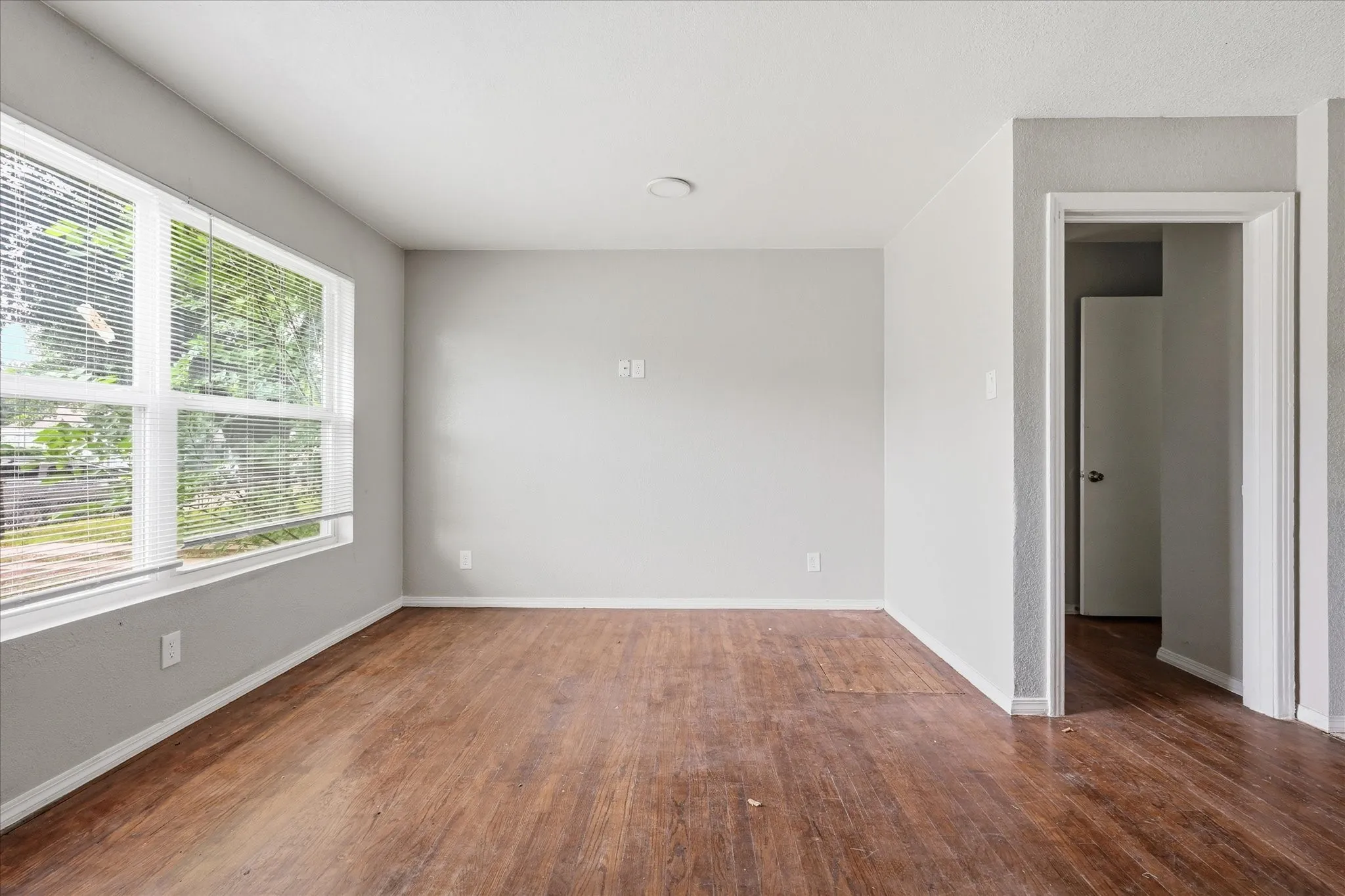 Single Family Residence For Sale in Dallas County , 1303 Stone Drive, Irving, Texas 75061, 4 Bedroom, 2 Bathroom, Garage spaces, 1,220 Sqft, built in 1952, mls#21259513, Real Estate Agent in Irving, Homes For Sale in Dallas county, Homes For Sale in Irving, Realtor in Irving Texas, Real Estate Brokerage Independent Realty Texas, Luminita Cordes Realtor
