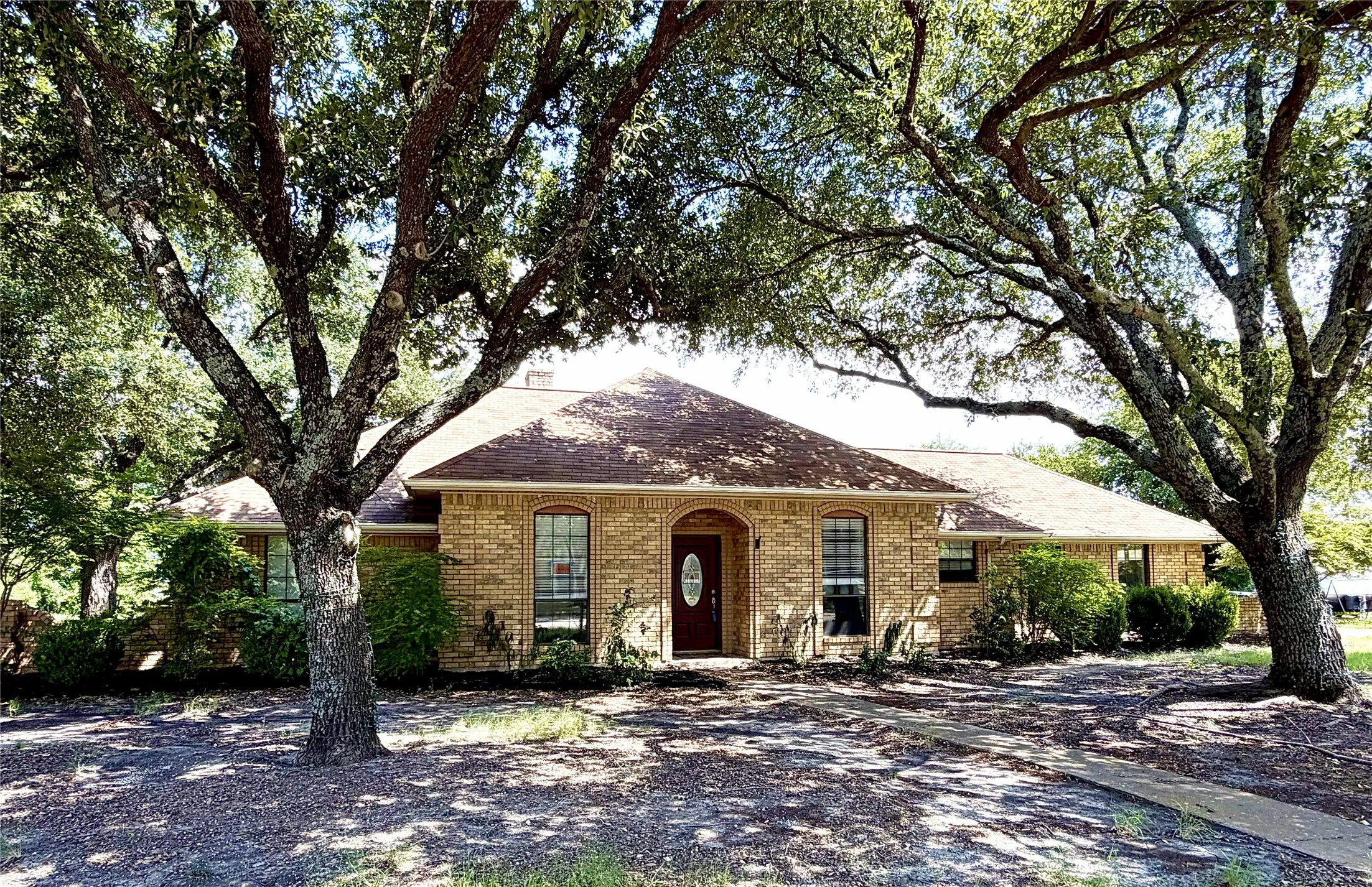 Single Family Residence For Rent in Rockwall County , 16 Lee Circle, Heath, Texas 75032, 3 Bedrooms, 2 Bathrooms, 2 Garage spaces, 1,969 Sqft, built in 1983, Price $2,500, mls#21252316, Real Estate Agent in Heath, Homes For Rent in Rockwall county, Homes For Rent in Heath, Realtor in Heath Texas, Real Estate Brokerage Independent Realty Texas, Luminita Cordes Realtor