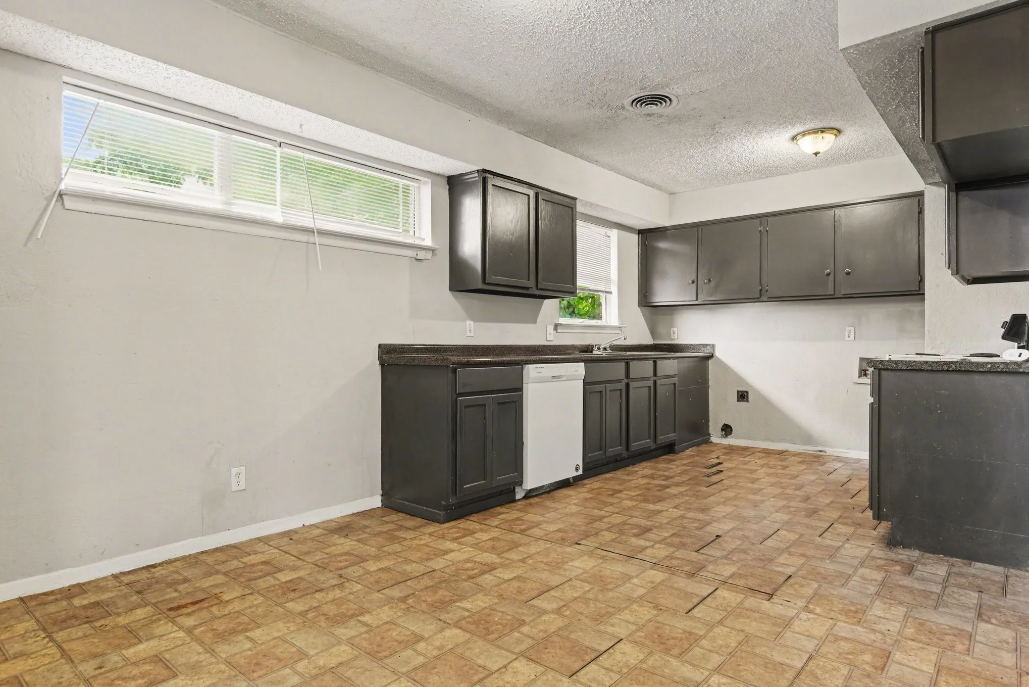 Single Family Residence For Sale in Dallas County , 2333 S Lockhart Avenue, Dallas, Texas 75228, 3 Bedroom, 2 Bathroom, Garage spaces, 1,409 Sqft, built in 1954, mls#21252705, Real Estate Agent in Dallas, Homes For Sale in Dallas county, Homes For Sale in Dallas, Realtor in Dallas Texas, Real Estate Brokerage Independent Realty Texas, Luminita Cordes Realtor