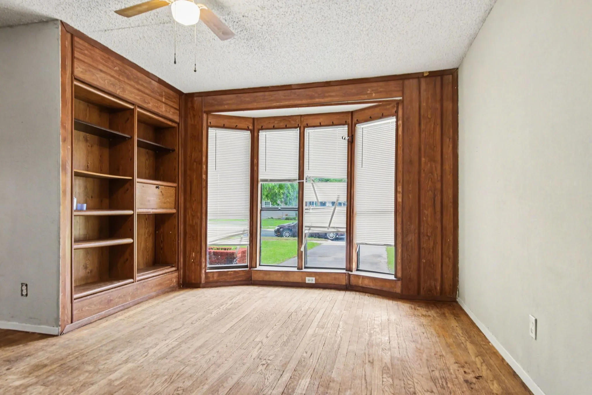 Single Family Residence For Sale in Dallas County , 2333 S Lockhart Avenue, Dallas, Texas 75228, 3 Bedroom, 2 Bathroom, Garage spaces, 1,409 Sqft, built in 1954, mls#21252705, Real Estate Agent in Dallas, Homes For Sale in Dallas county, Homes For Sale in Dallas, Realtor in Dallas Texas, Real Estate Brokerage Independent Realty Texas, Luminita Cordes Realtor
