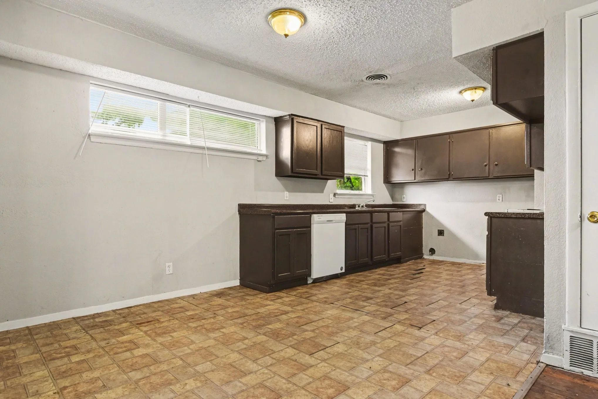 Single Family Residence For Sale in Dallas County , 2333 S Lockhart Avenue, Dallas, Texas 75228, 3 Bedroom, 2 Bathroom, Garage spaces, 1,409 Sqft, built in 1954, mls#21252705, Real Estate Agent in Dallas, Homes For Sale in Dallas county, Homes For Sale in Dallas, Realtor in Dallas Texas, Real Estate Brokerage Independent Realty Texas, Luminita Cordes Realtor