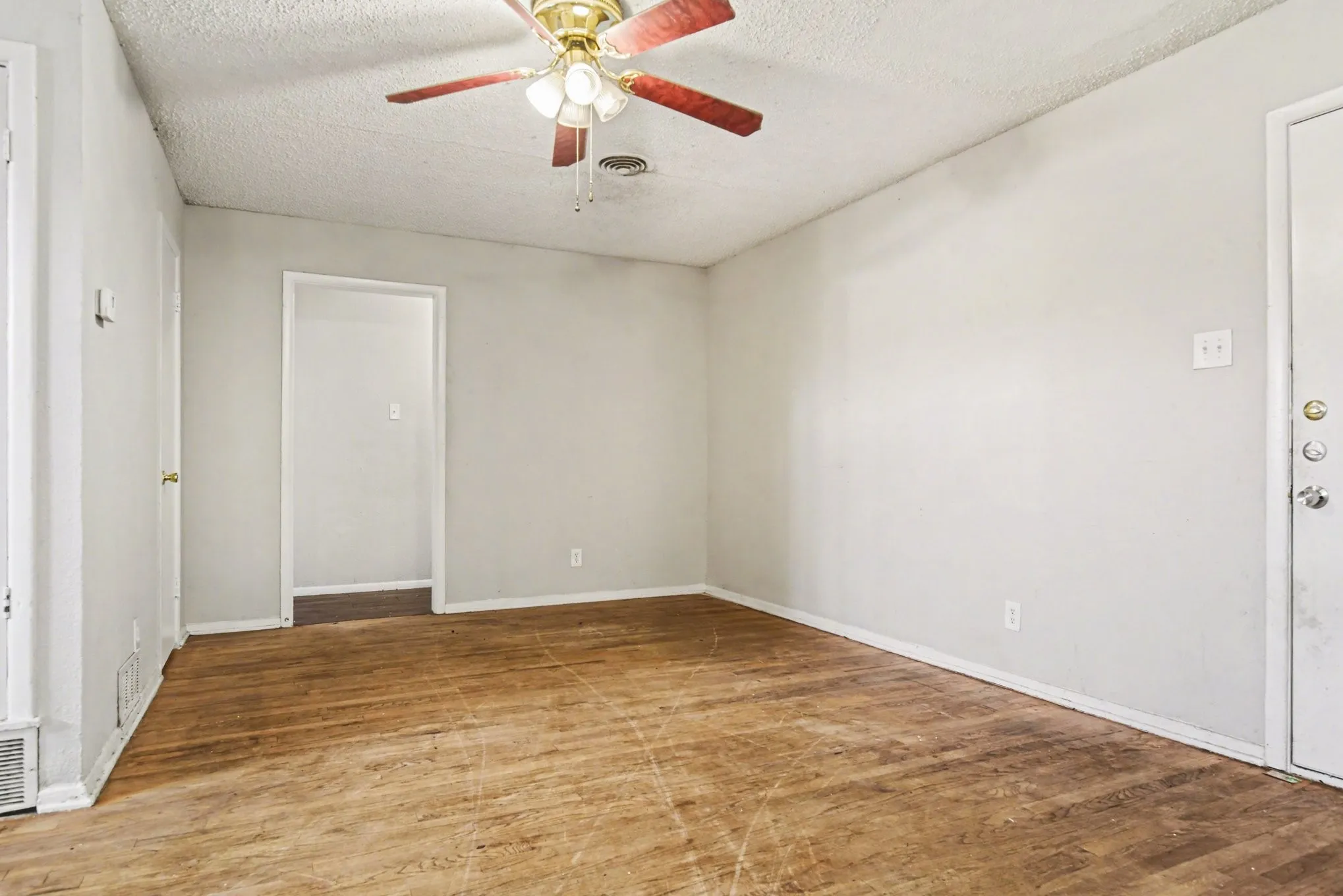 Single Family Residence For Sale in Dallas County , 2333 S Lockhart Avenue, Dallas, Texas 75228, 3 Bedroom, 2 Bathroom, Garage spaces, 1,409 Sqft, built in 1954, mls#21252705, Real Estate Agent in Dallas, Homes For Sale in Dallas county, Homes For Sale in Dallas, Realtor in Dallas Texas, Real Estate Brokerage Independent Realty Texas, Luminita Cordes Realtor
