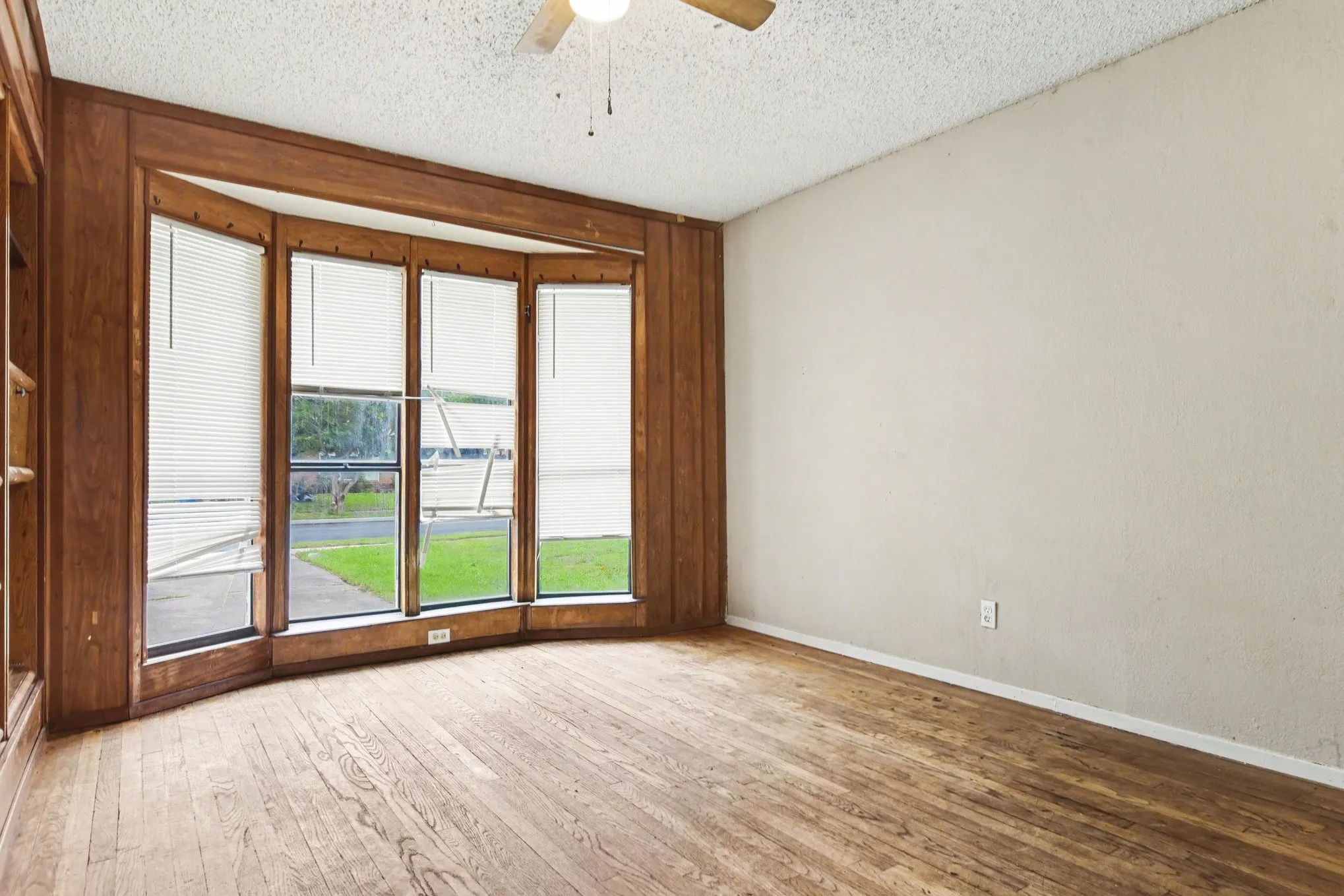 Single Family Residence For Sale in Dallas County , 2333 S Lockhart Avenue, Dallas, Texas 75228, 3 Bedroom, 2 Bathroom, Garage spaces, 1,409 Sqft, built in 1954, mls#21252705, Real Estate Agent in Dallas, Homes For Sale in Dallas county, Homes For Sale in Dallas, Realtor in Dallas Texas, Real Estate Brokerage Independent Realty Texas, Luminita Cordes Realtor