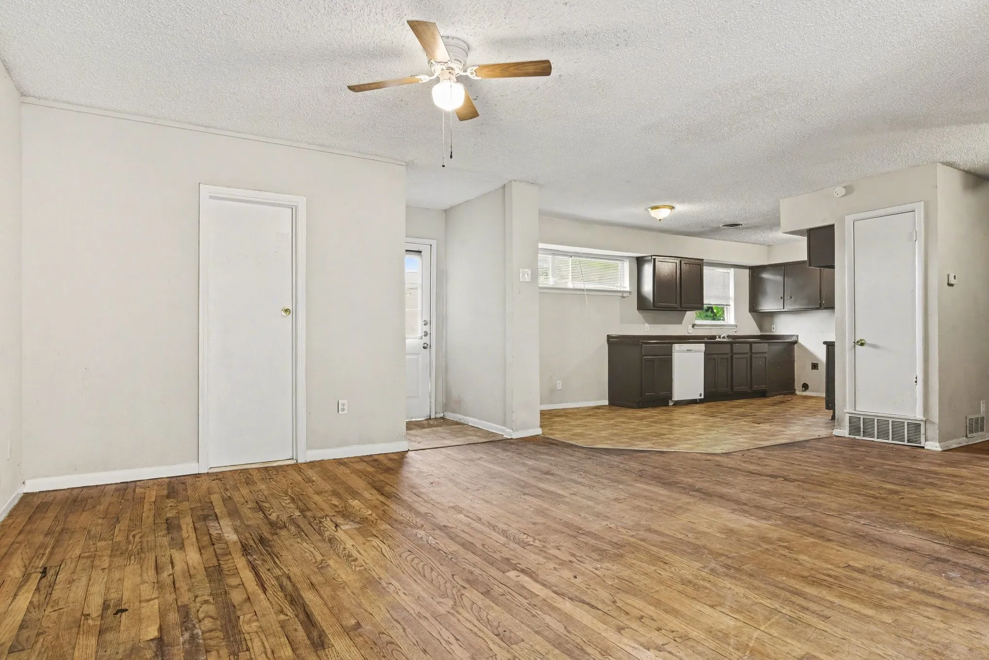 Single Family Residence For Sale in Dallas County , 2333 S Lockhart Avenue, Dallas, Texas 75228, 3 Bedroom, 2 Bathroom, Garage spaces, 1,409 Sqft, built in 1954, mls#21252705, Real Estate Agent in Dallas, Homes For Sale in Dallas county, Homes For Sale in Dallas, Realtor in Dallas Texas, Real Estate Brokerage Independent Realty Texas, Luminita Cordes Realtor