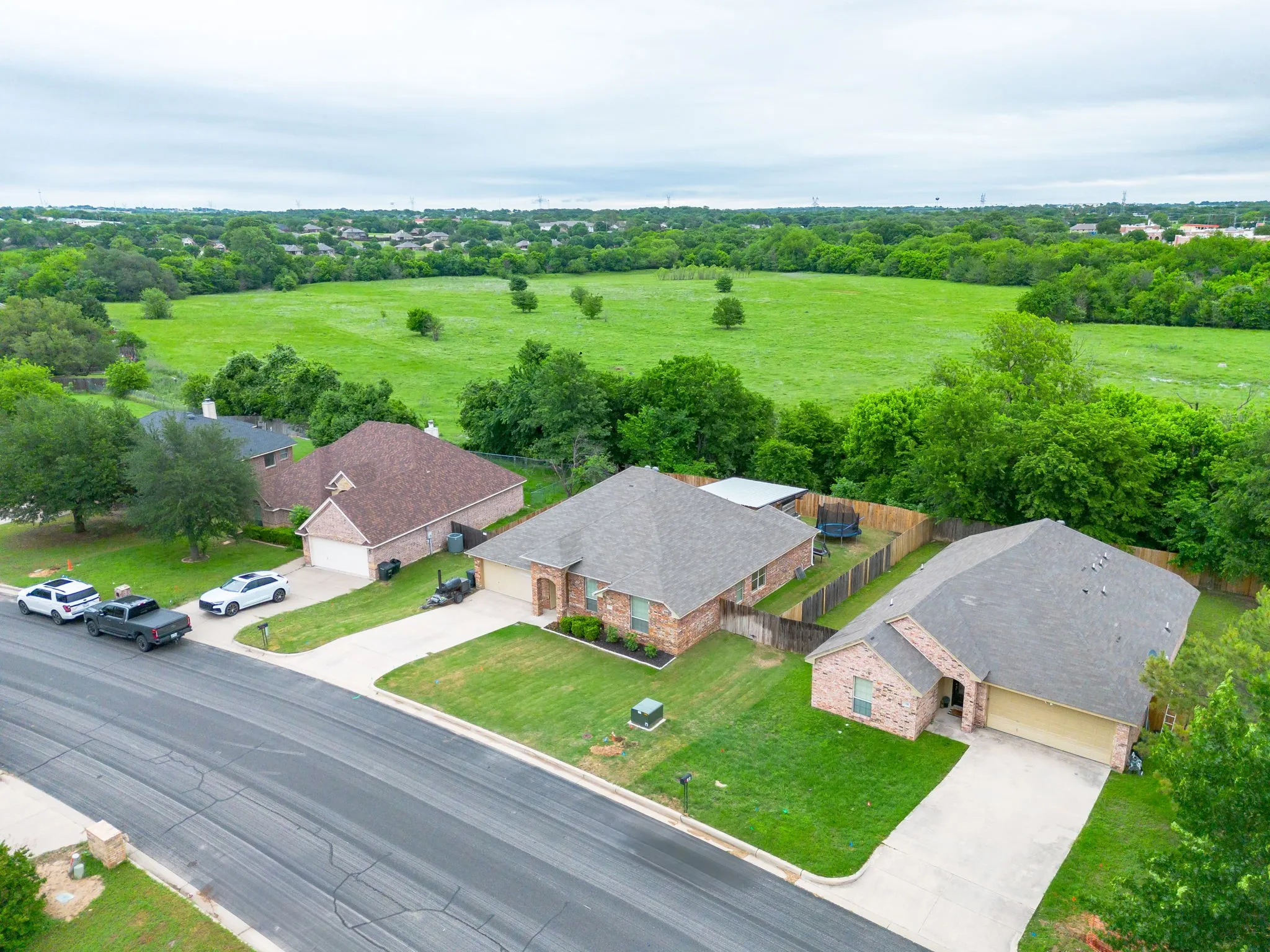 Single Family Residence For Sale in Parker County , 210 Willow Creek Drive, Weatherford, Texas 76085, 4 Bedroom, 2 Bathroom, 2 Garage spaces, 1,908 Sqft, built in 2005, Preowned, mls#21259043, Real Estate Agent in Weatherford, Homes For Sale in Parker county, Homes For Sale in Weatherford, Realtor in Weatherford Texas, Real Estate Brokerage Independent Realty Texas, Luminita Cordes Realtor