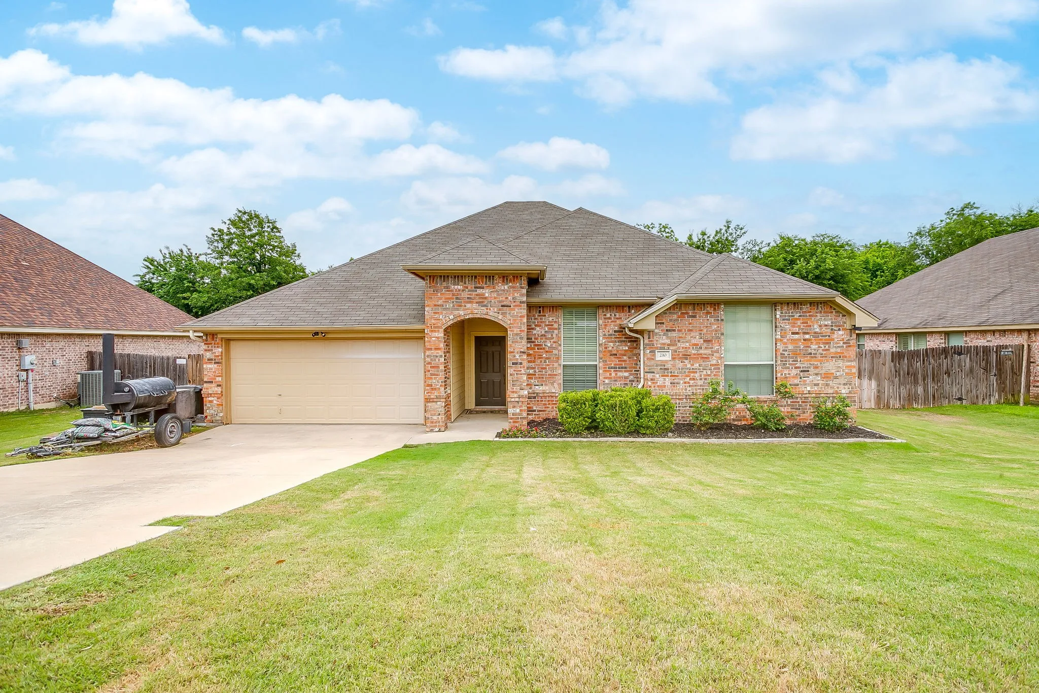 Single Family Residence For Sale in Parker County , 210 Willow Creek Drive, Weatherford, Texas 76085, 4 Bedroom, 2 Bathroom, 2 Garage spaces, 1,908 Sqft, built in 2005, Preowned, mls#21259043, Real Estate Agent in Weatherford, Homes For Sale in Parker county, Homes For Sale in Weatherford, Realtor in Weatherford Texas, Real Estate Brokerage Independent Realty Texas, Luminita Cordes Realtor