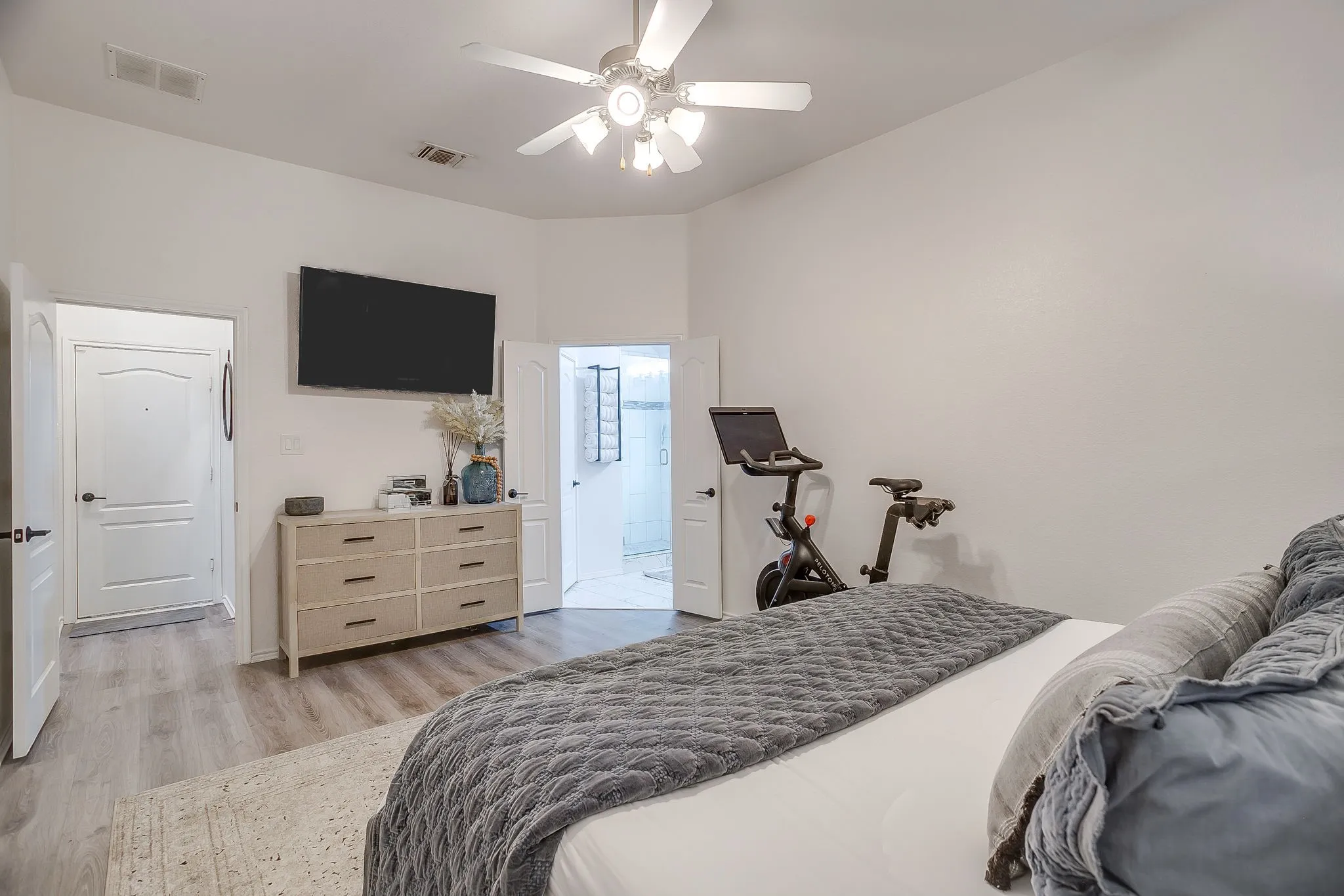 Single Family Residence For Sale in Parker County , 210 Willow Creek Drive, Weatherford, Texas 76085, 4 Bedroom, 2 Bathroom, 2 Garage spaces, 1,908 Sqft, built in 2005, Preowned, mls#21259043, Real Estate Agent in Weatherford, Homes For Sale in Parker county, Homes For Sale in Weatherford, Realtor in Weatherford Texas, Real Estate Brokerage Independent Realty Texas, Luminita Cordes Realtor