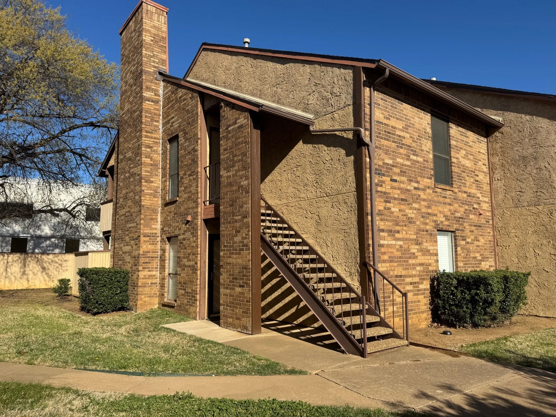 Condominium For Sale in Tarrant County , 1200 Calico Lane 820, Arlington, Texas 76011, 1 Bedroom, 1 Bathroom, Garage spaces, 792 Sqft, built in 1981, Preowned, mls#21259821, Real Estate Agent in Arlington, Homes For Sale in Tarrant county, Homes For Sale in Arlington, Realtor in Arlington Texas, Real Estate Brokerage Independent Realty Texas, Luminita Cordes Realtor
